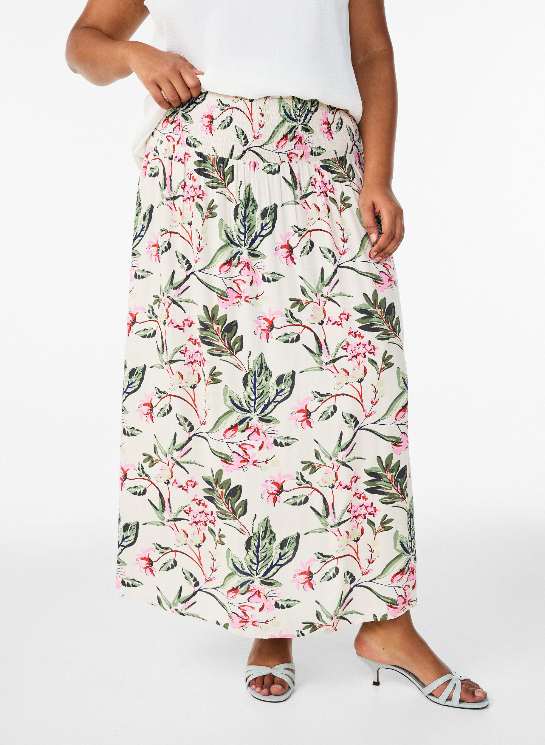 Zizzi Viscose maxi-rok met smock, Vanille, Model image number 2