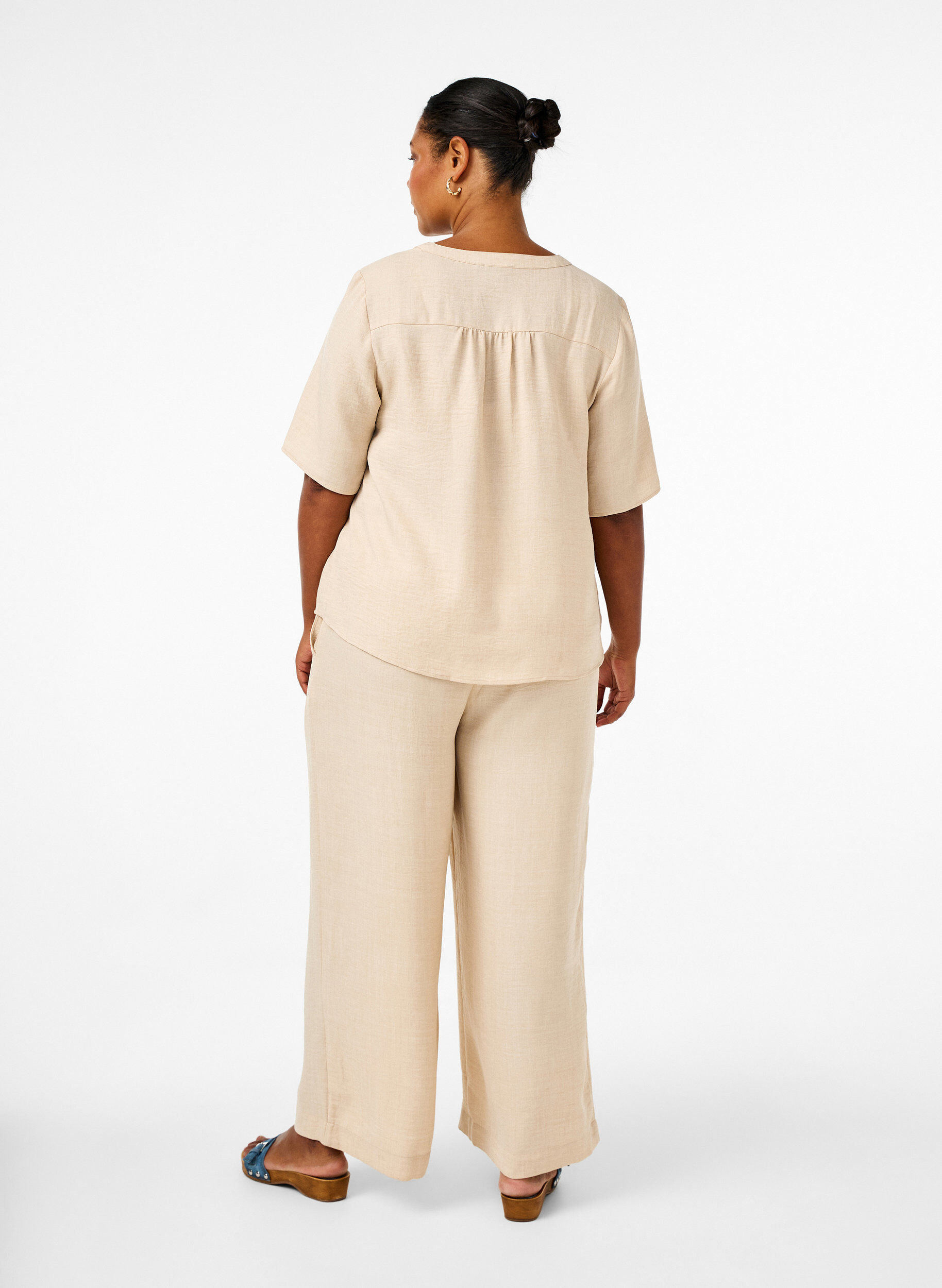 Zizzi Losse broek met elastische tailleband en zakken, Beige, Model image number 1