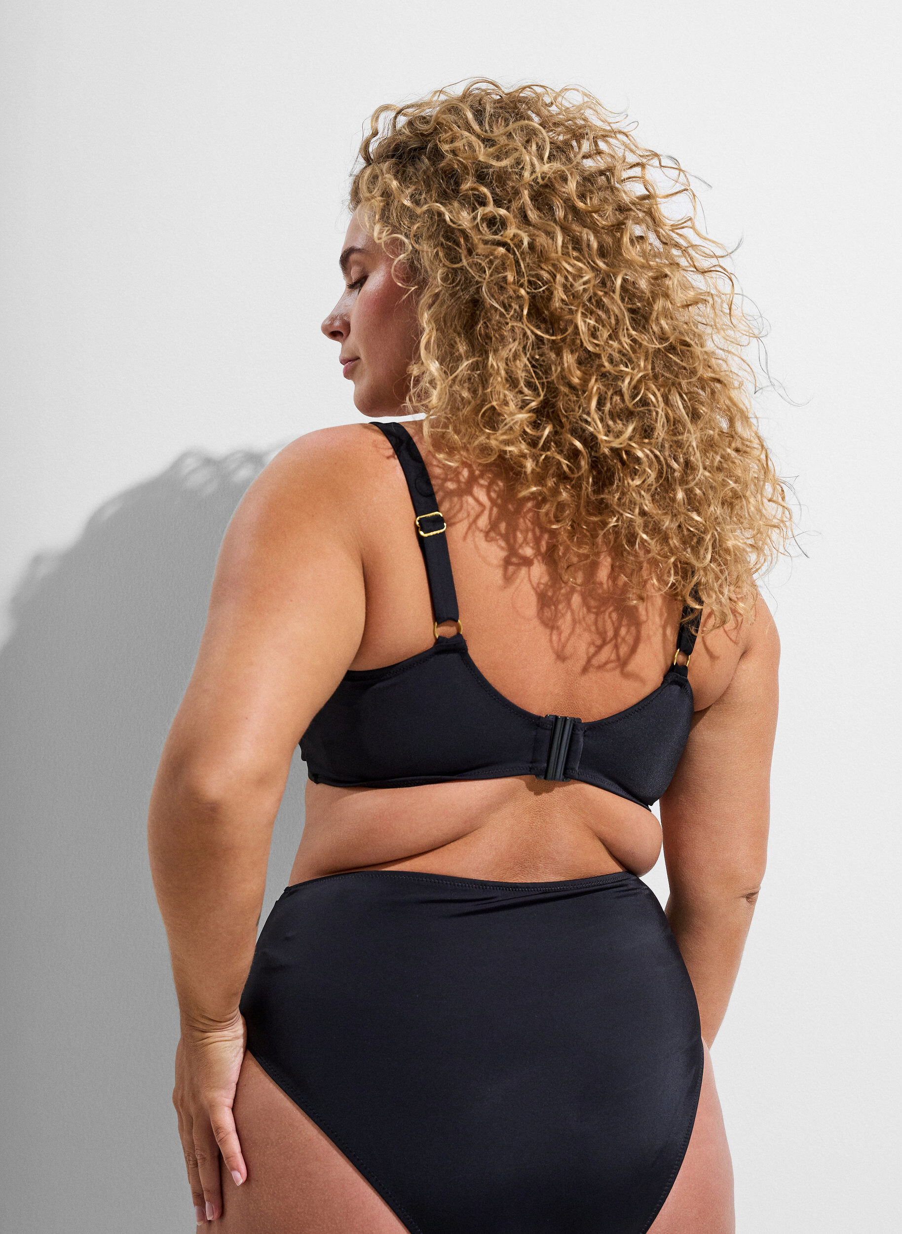 ZizziBikinibeha met beugel en goudkleurig detail, Zwart, Model image number 2