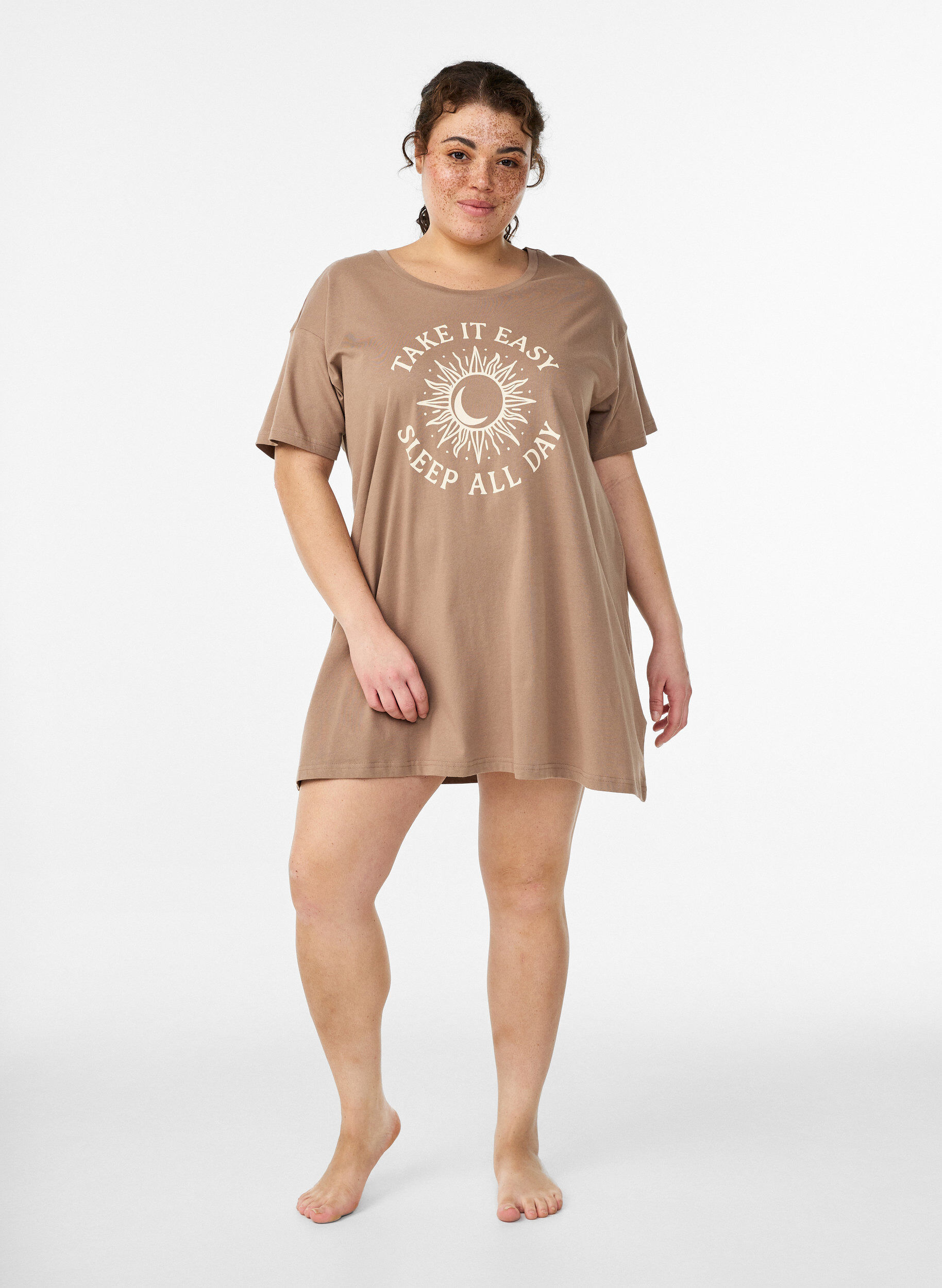 Zizzi Lang nachthemd-T-shirt in biologisch katoen met print, Beige, Model image number 1
