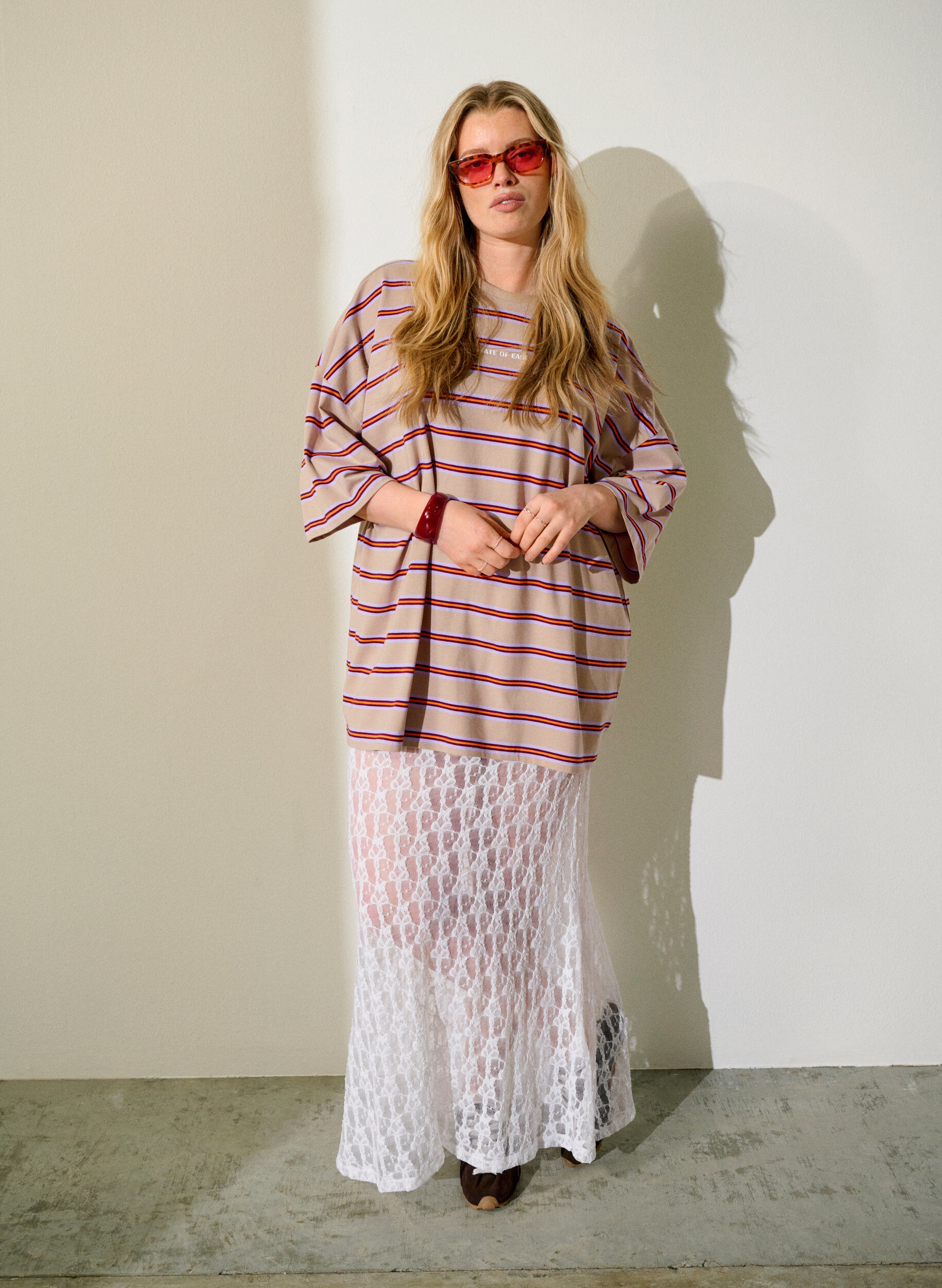 Lange doorschijnende kanten rok