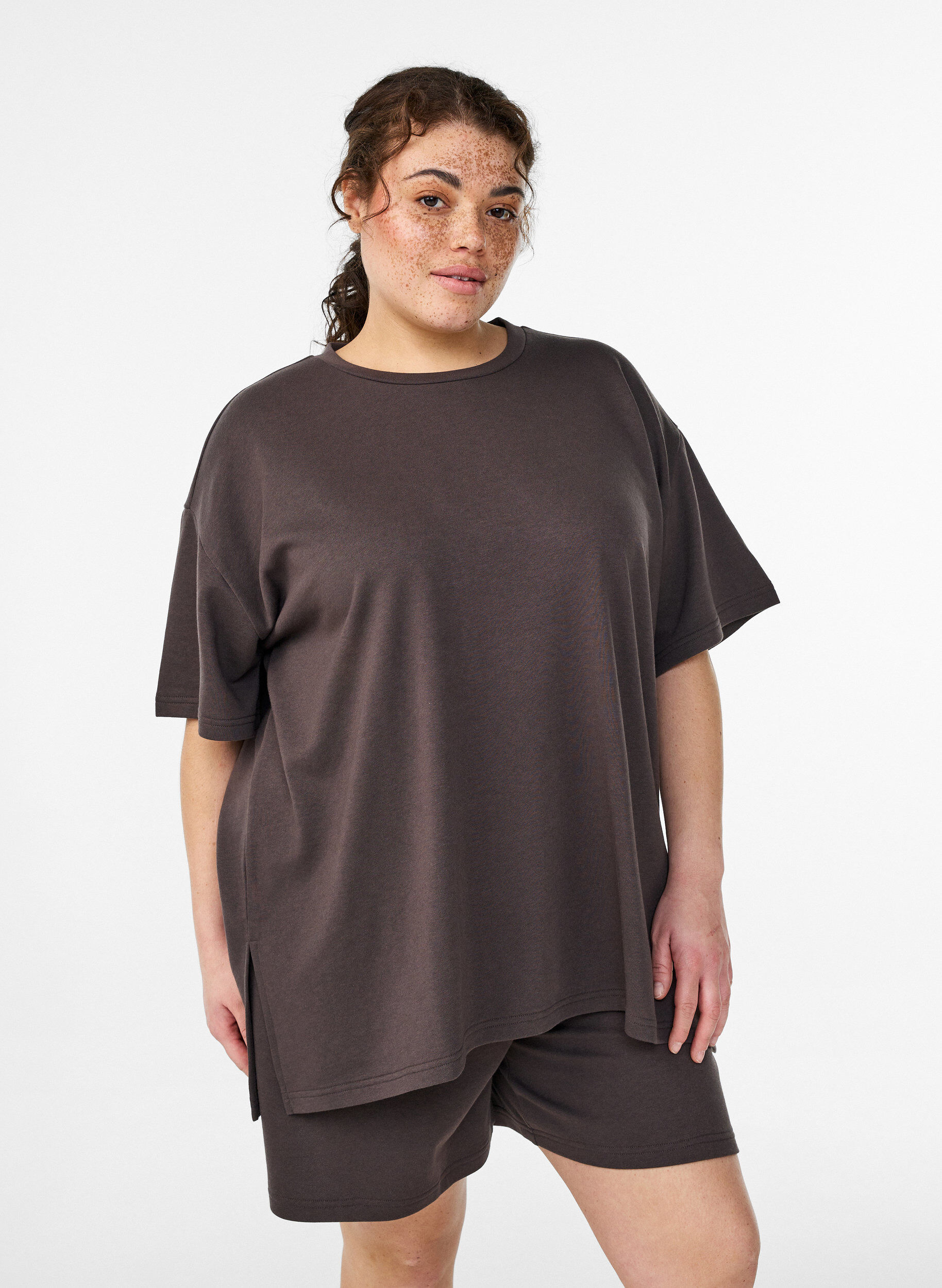 Zizzi Oversized sweat T-shirt met korte mouwen, Bruin, Model image number 0