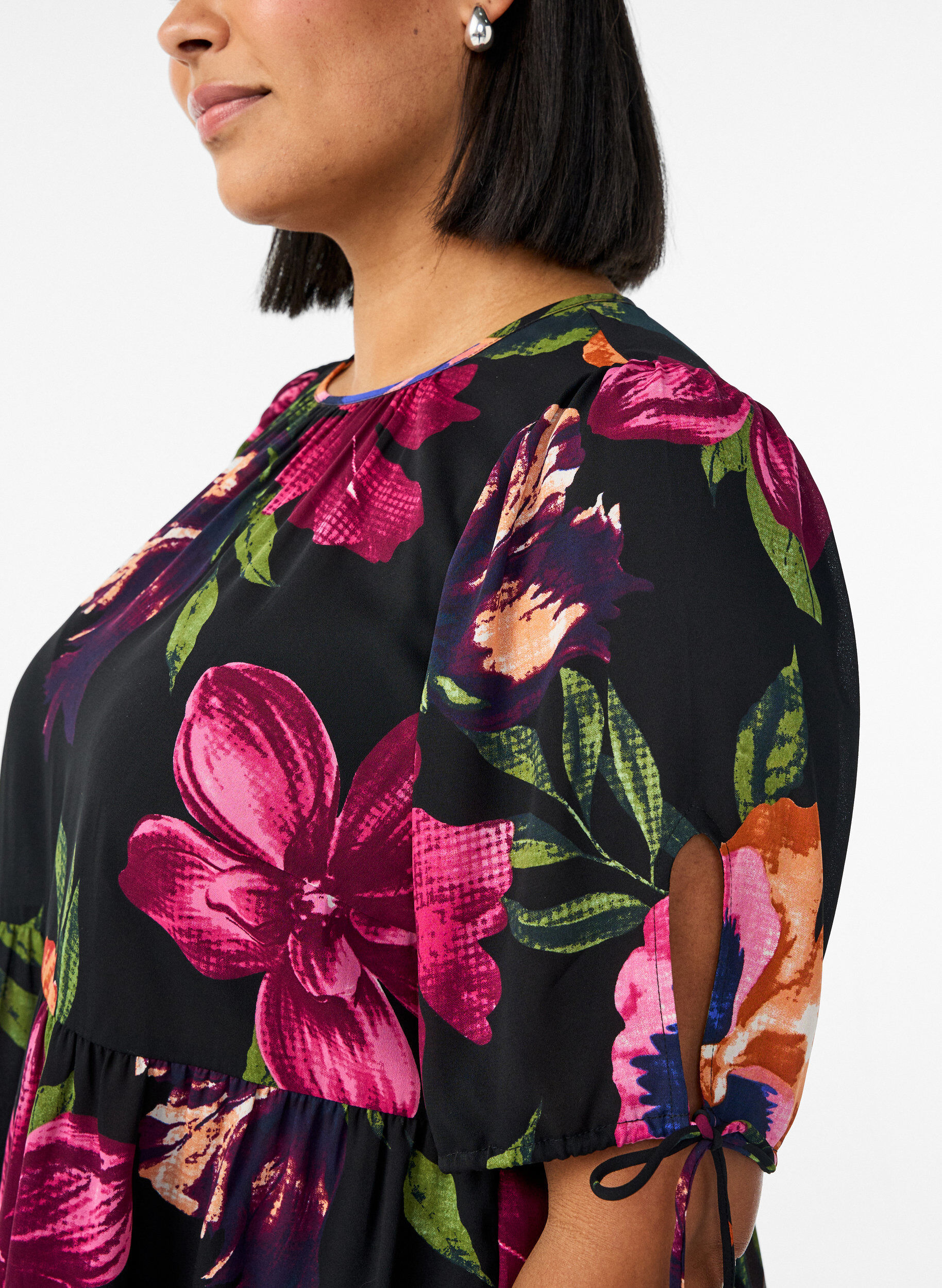 Zizzi Blouse met bloemenprint en peplum, Zwart, Model image number 3