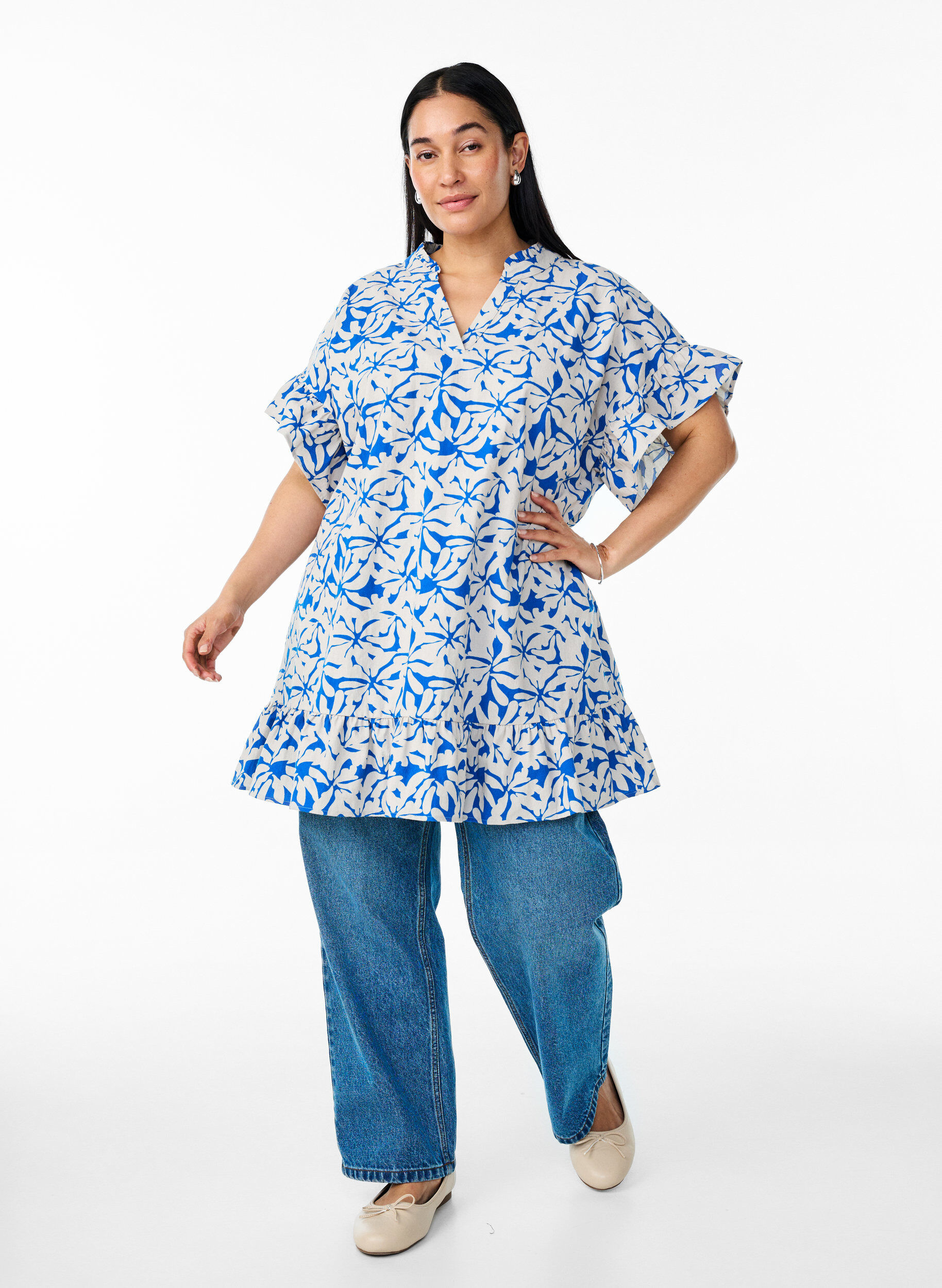 Zizzi Tunic met V-hals en ruchesdetails, Blauw, Model image number 1