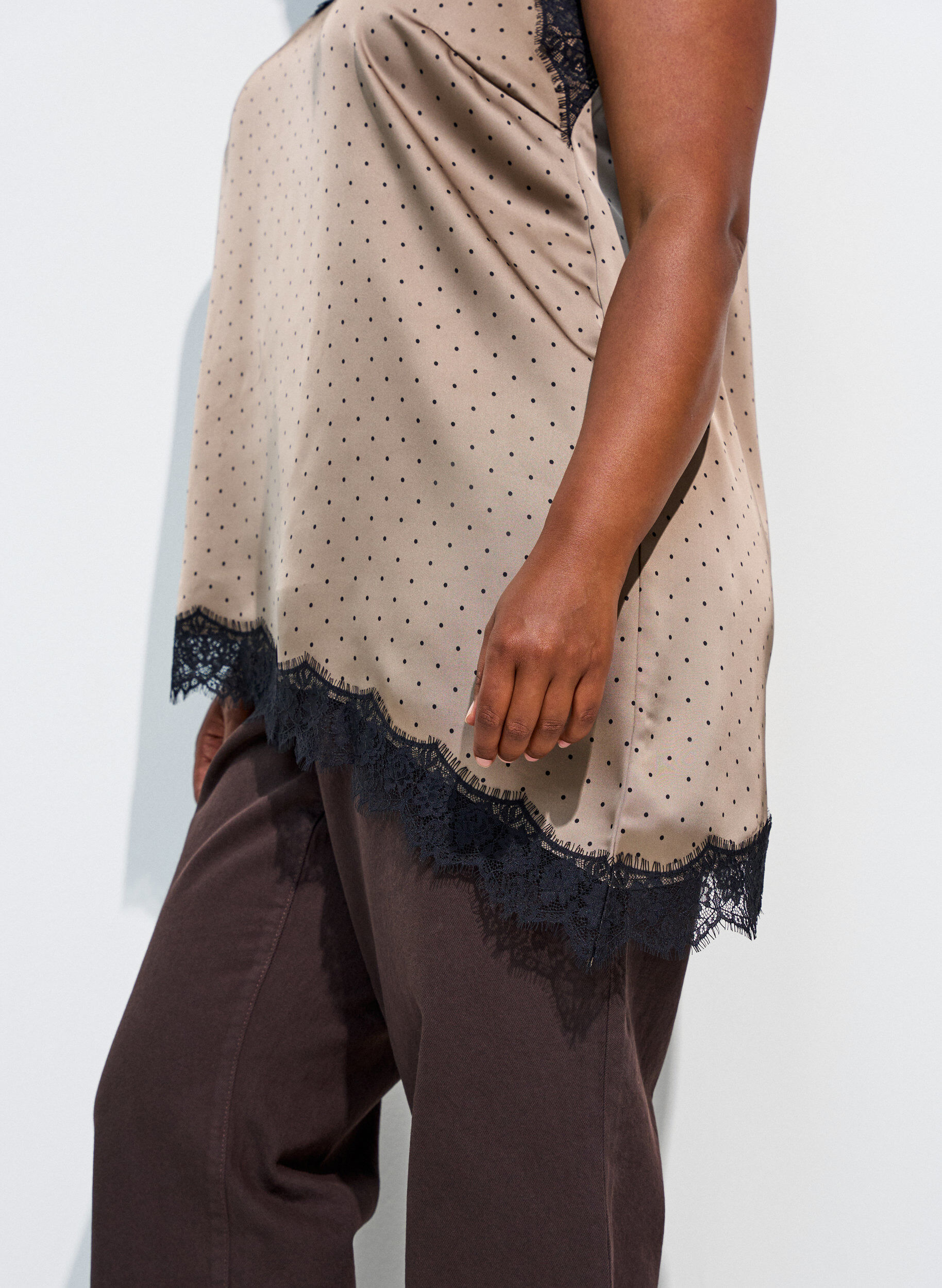 ZizziTop met bandjes en een kanten asymmetrische zoom, Beige, Model image number 3