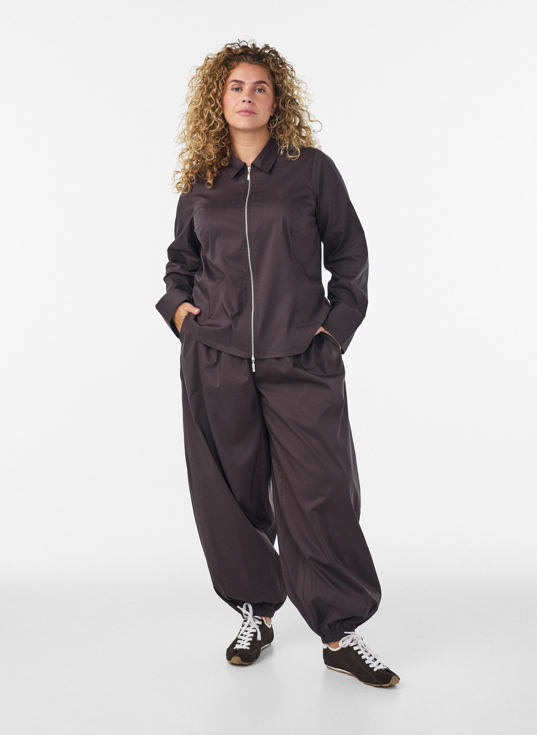 Ballonbroek met zakken en een elastische tailleband, Bruin, Model