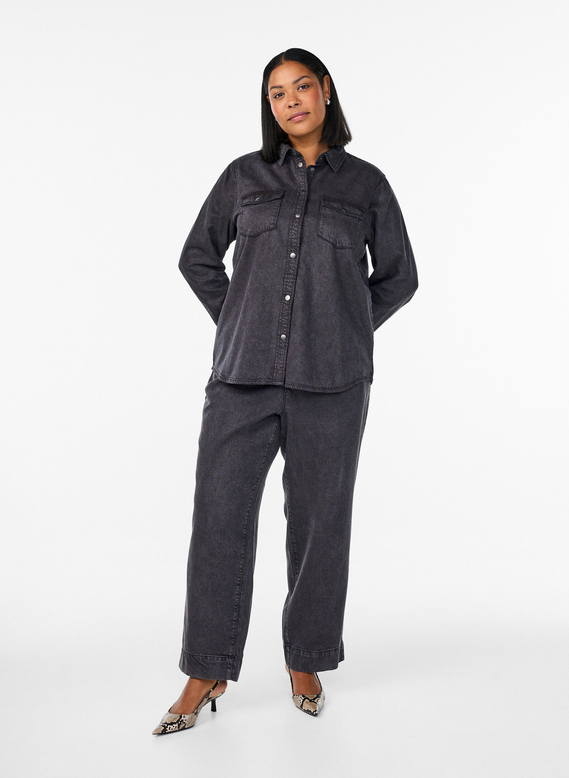 Zizzi Spijkerblouse met borstzakken, Grijs, Model image number 1