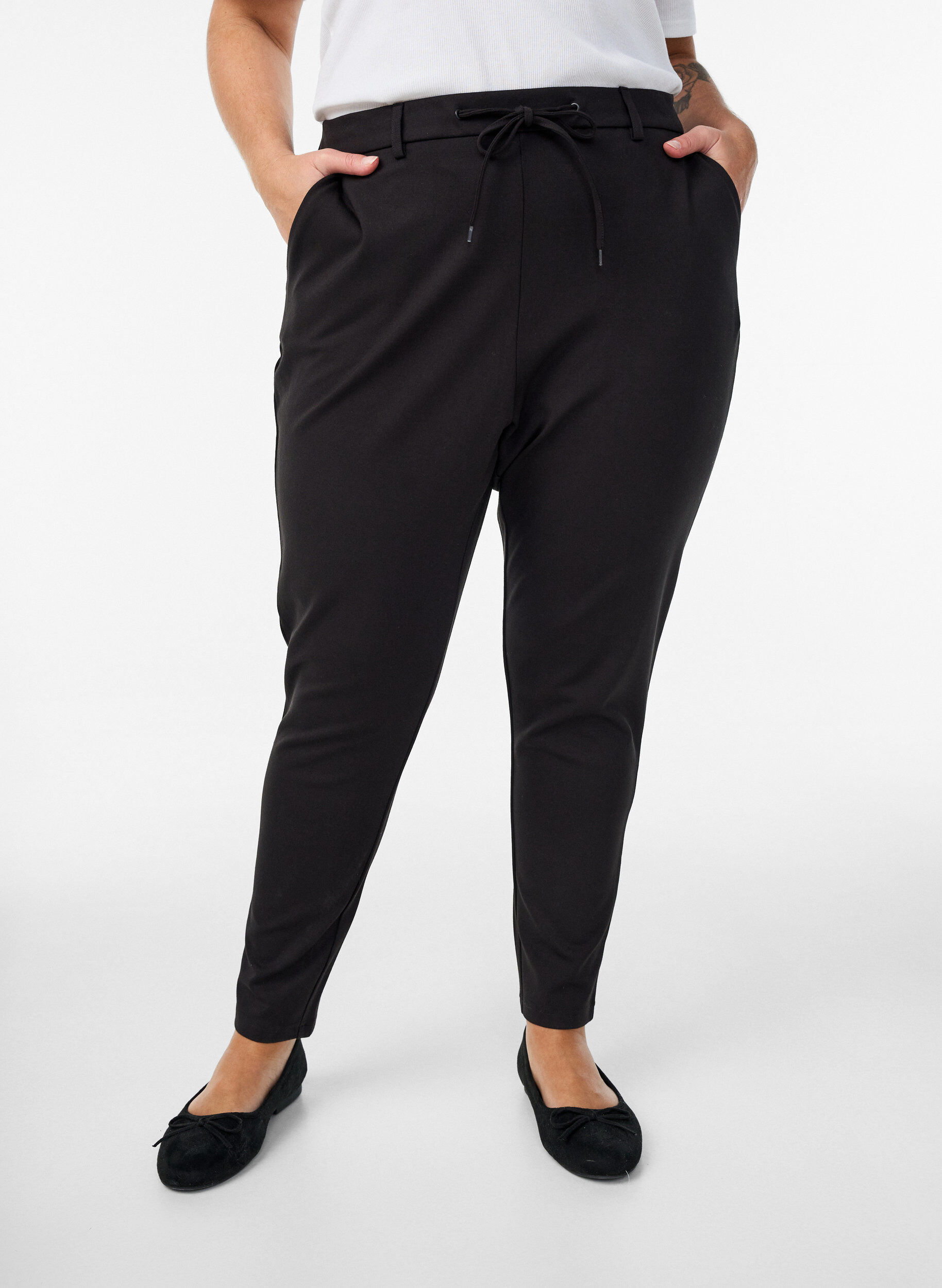 ZizziCropped Maddison broek, Zwart, Model image number 2