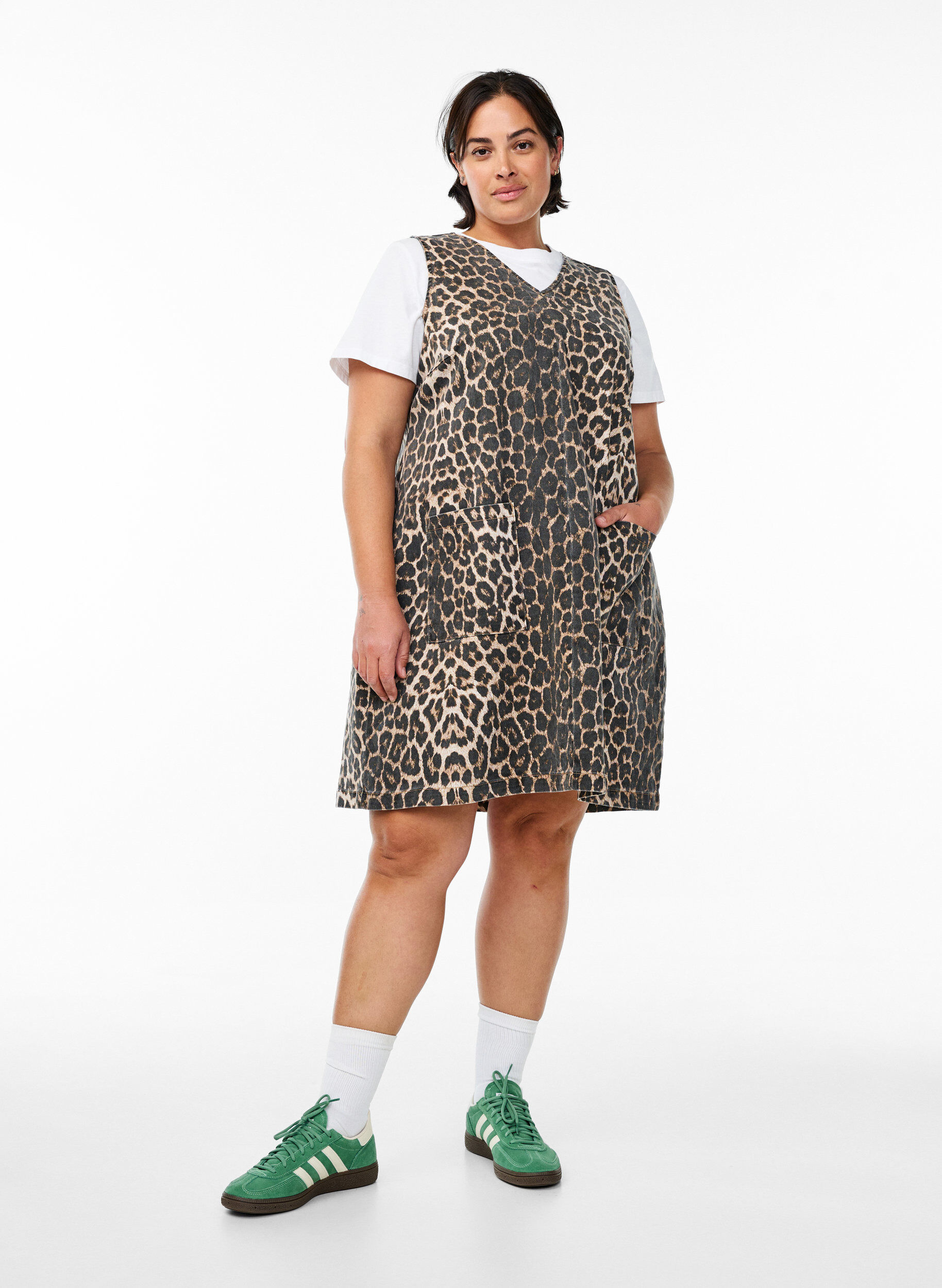 Zizzi Pinafore jurk met zakken en luipaardprint, Bruin, Model image number 1