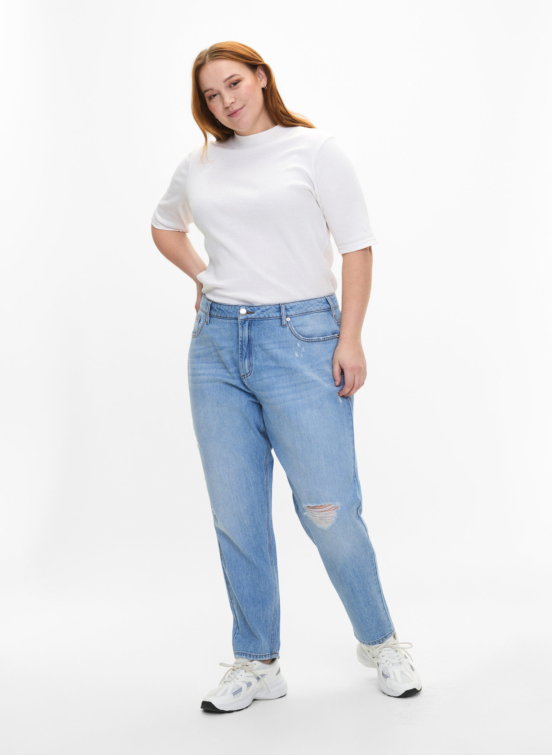 Zizzi Mille mom fit jeans met scheuren, Light Blue, Model image number 0