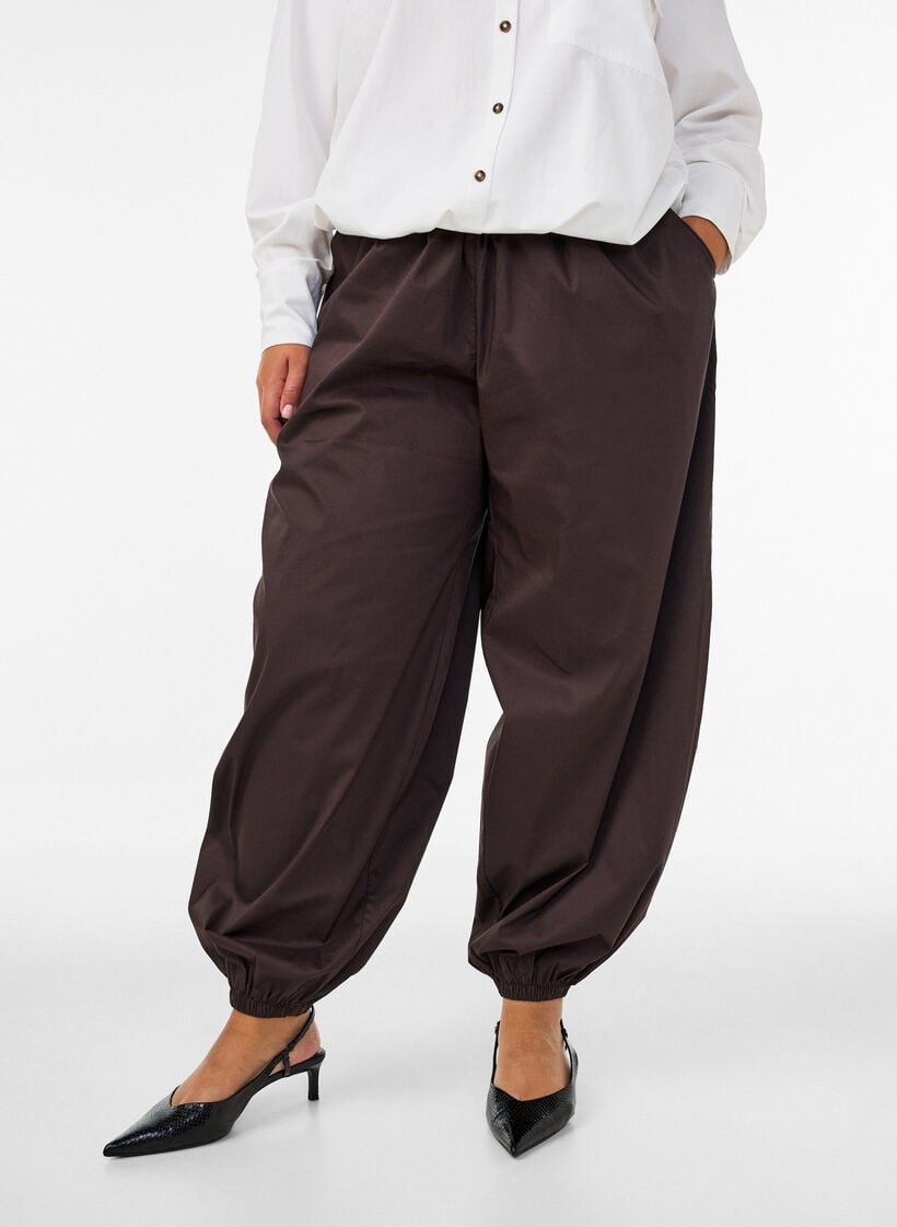 Ballonbroek met zakken en een elastische tailleband, Bruin, Model
