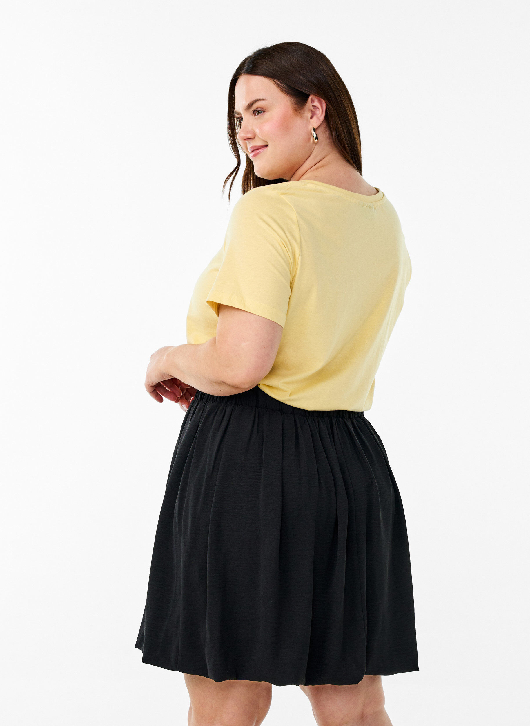 Zizzi T-shirt met korte mouwen en v-hals, Geel, Model image number 2