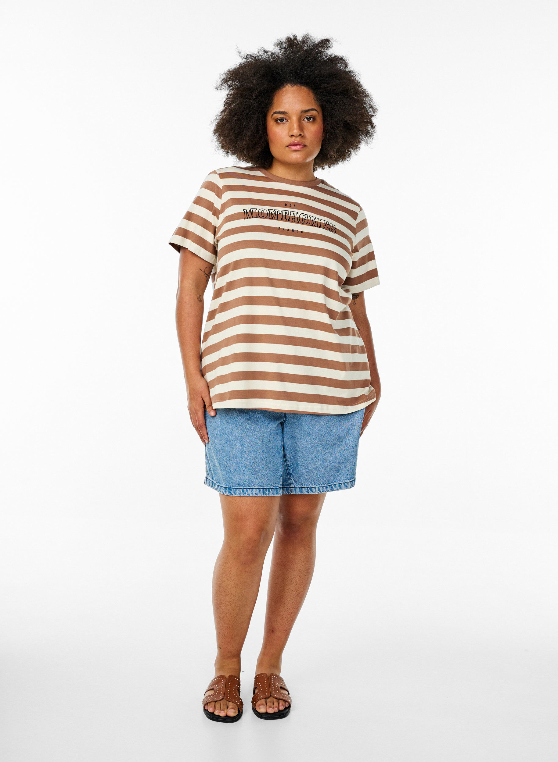 Zizzi Biologisch katoenen T-shirt met strepen en tekst, Bruin, Model image number 1