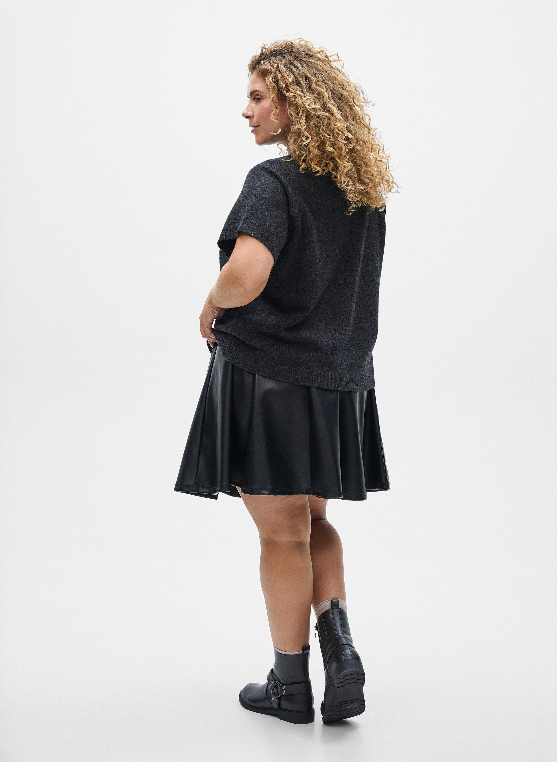 Zizzi Korte skaterskirt in imitatieleer, Zwart, Model image number 2