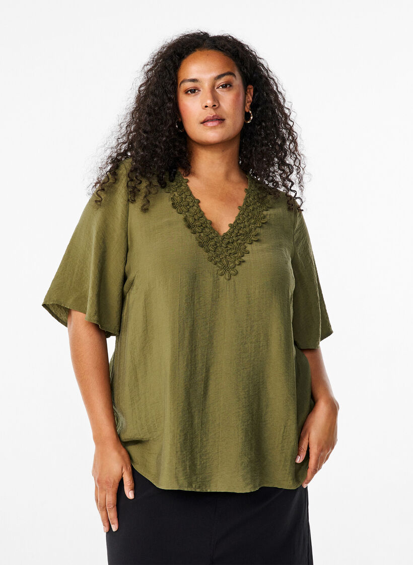 Blouse van viscose met v-hals en borduursel, Groen, Model image number 0