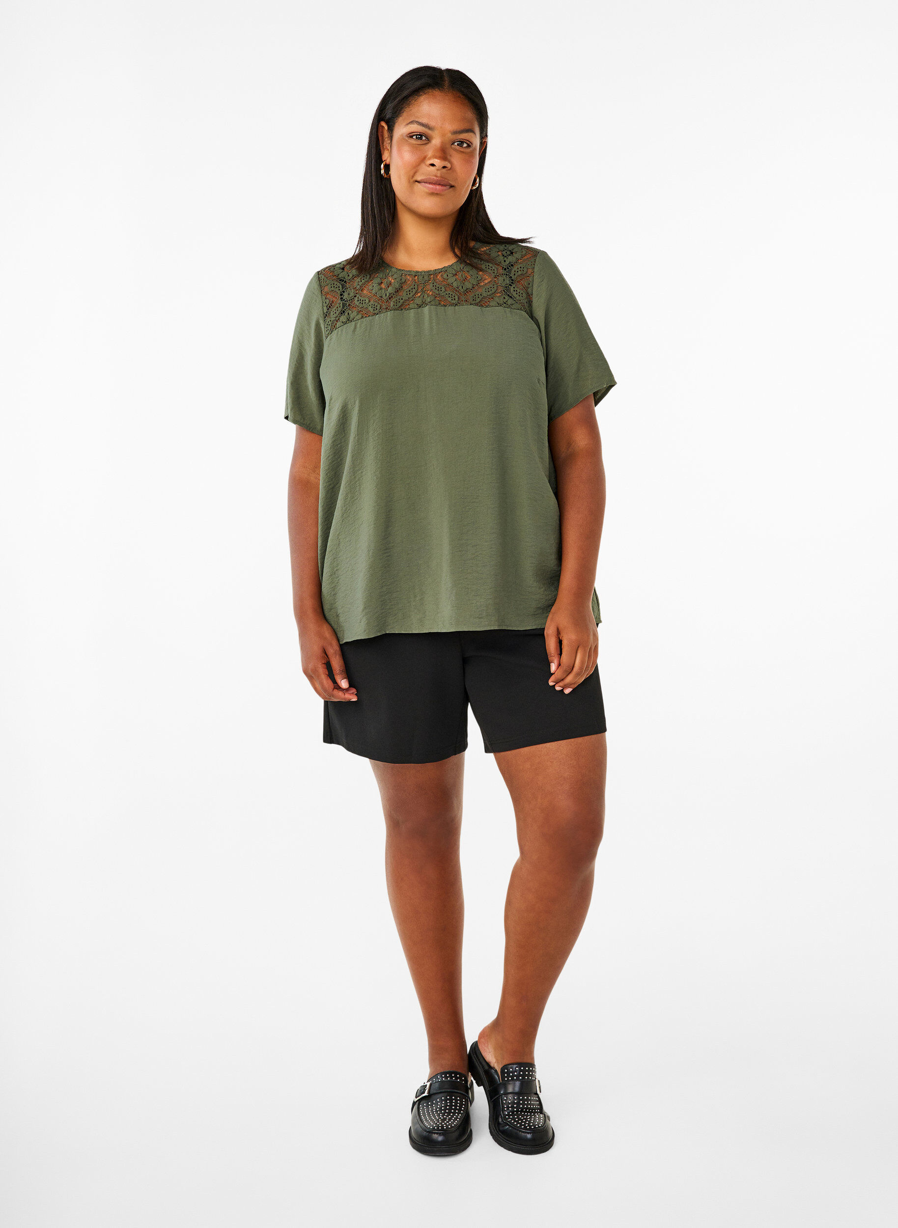 Zizzi Blouse van viscose met korte mouwen en kant detail, Thyme, Model image number 2