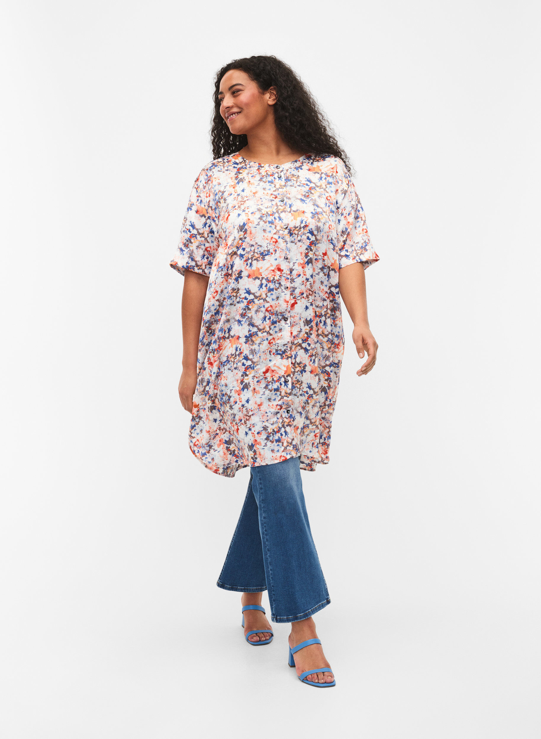 Zizzi 	 Bedrukte overhemdjurk met knoopsluiting, B.White graphic AOP, Model image number 2