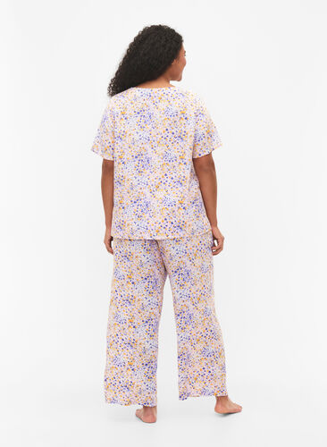 Losse viscose pyjama broek in all-over print, Cameo Pink AOP, Model image number 1