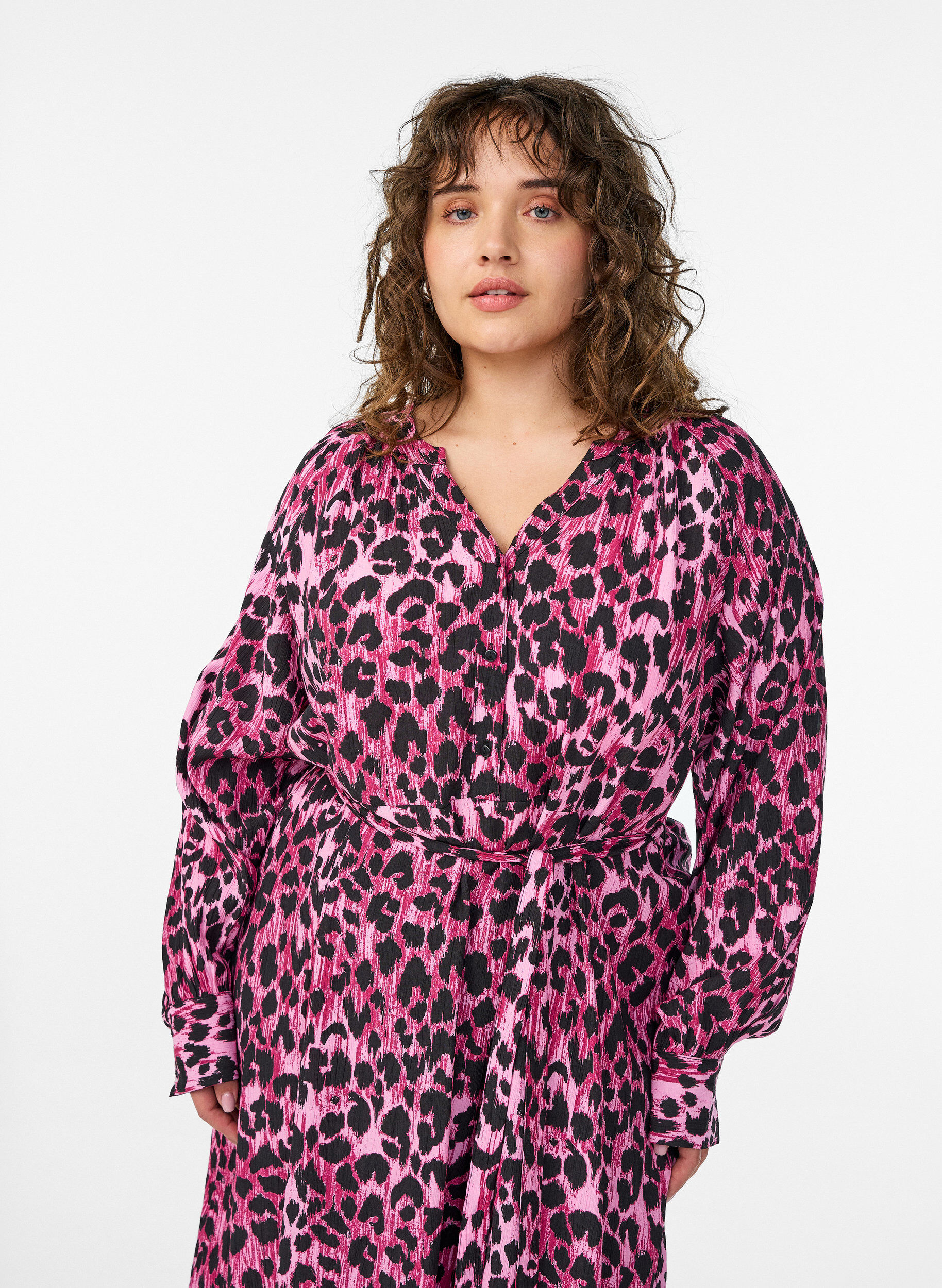 Zizzi Midi jurk met knoopsluiting en strikceintuur, Roze, Model image number 2