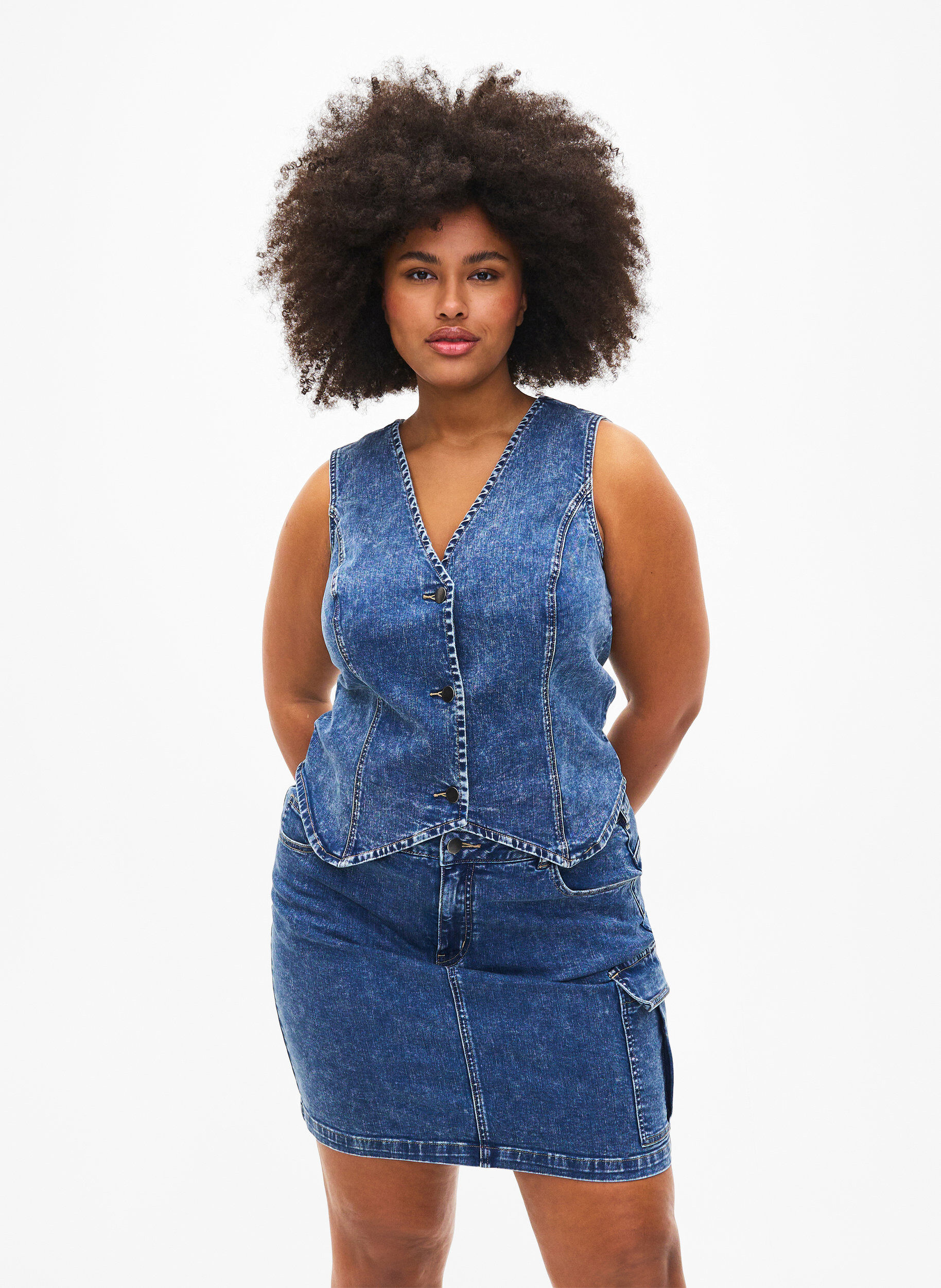 Zizzi Strak denim vest met knopen, Blue Denim, Model image number 2