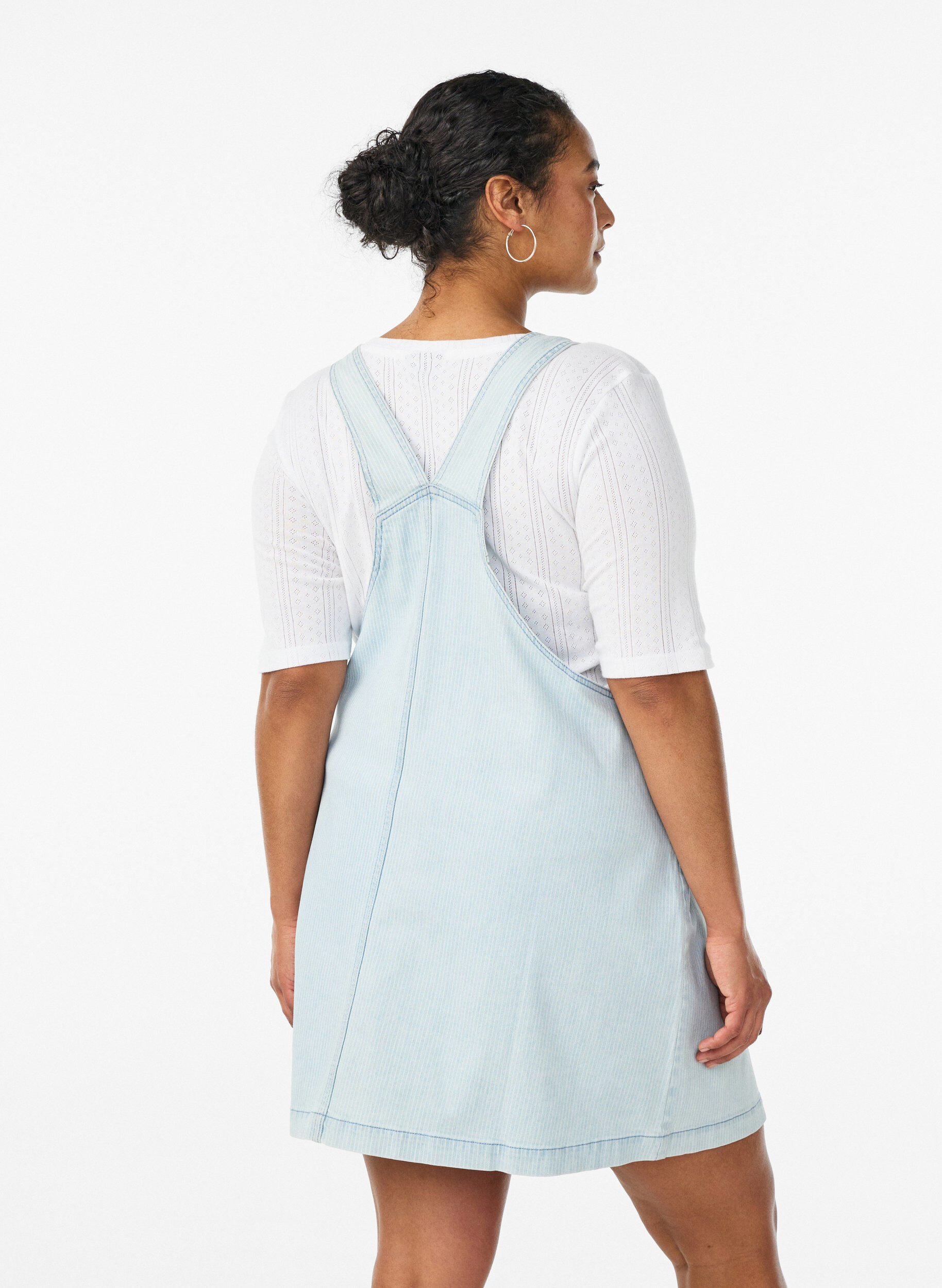 Zizzi Korte denim overall jurk in gestreept katoen, Blauw, Model image number 2