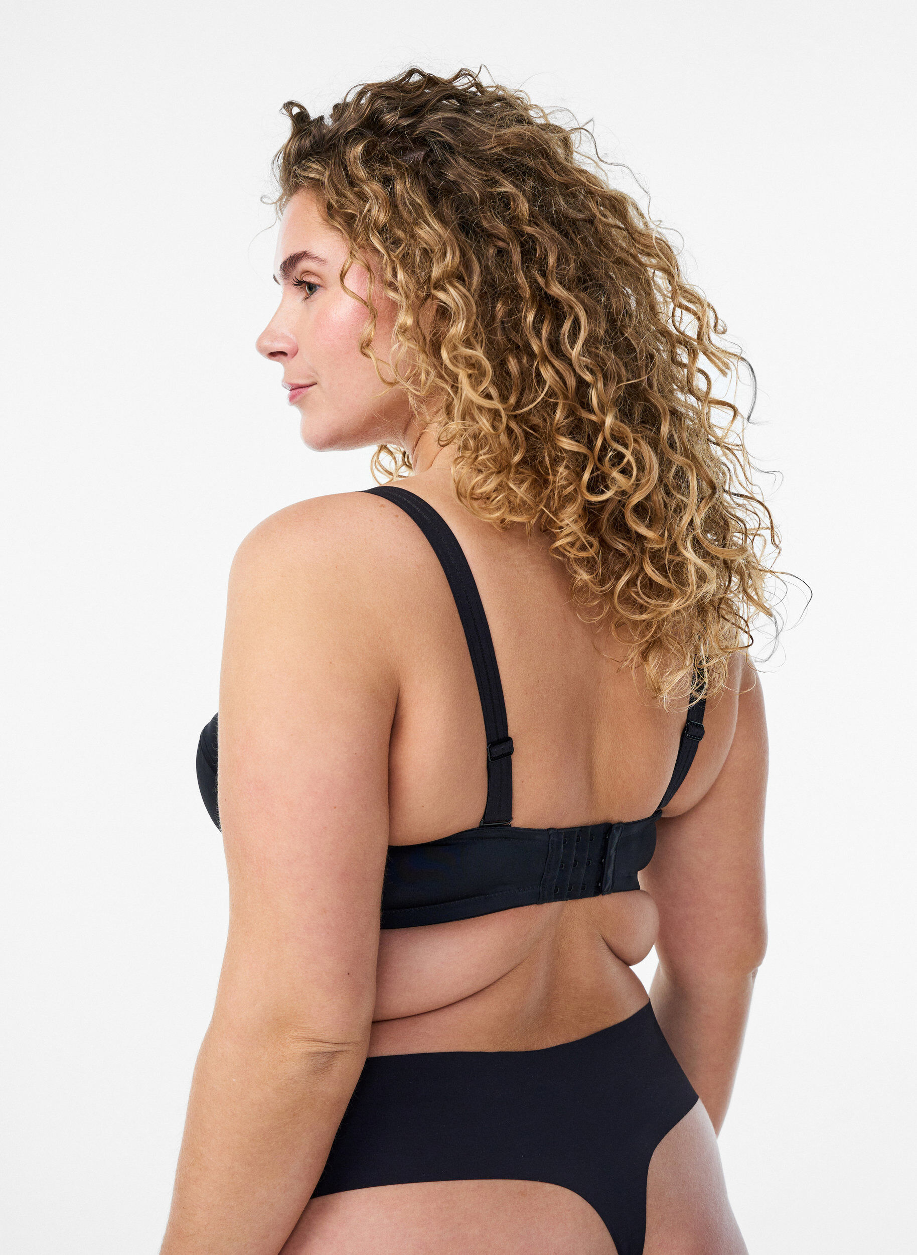 Zizzi Gewatteerde strapless BH met afneembare bandjes, Zwart, Model image number 2