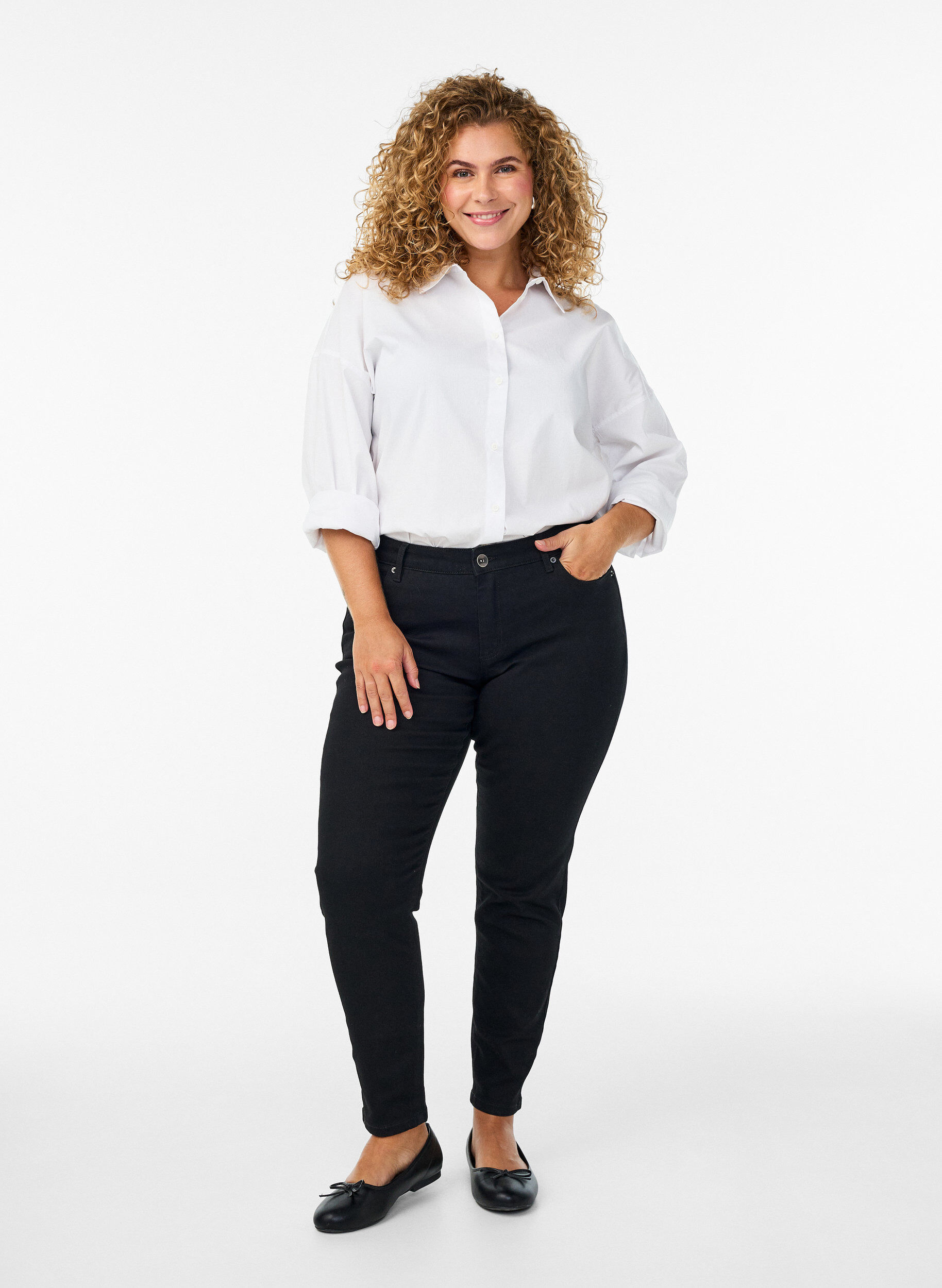 Slim-fit Emily jeans met normale taille, Zwart, Model