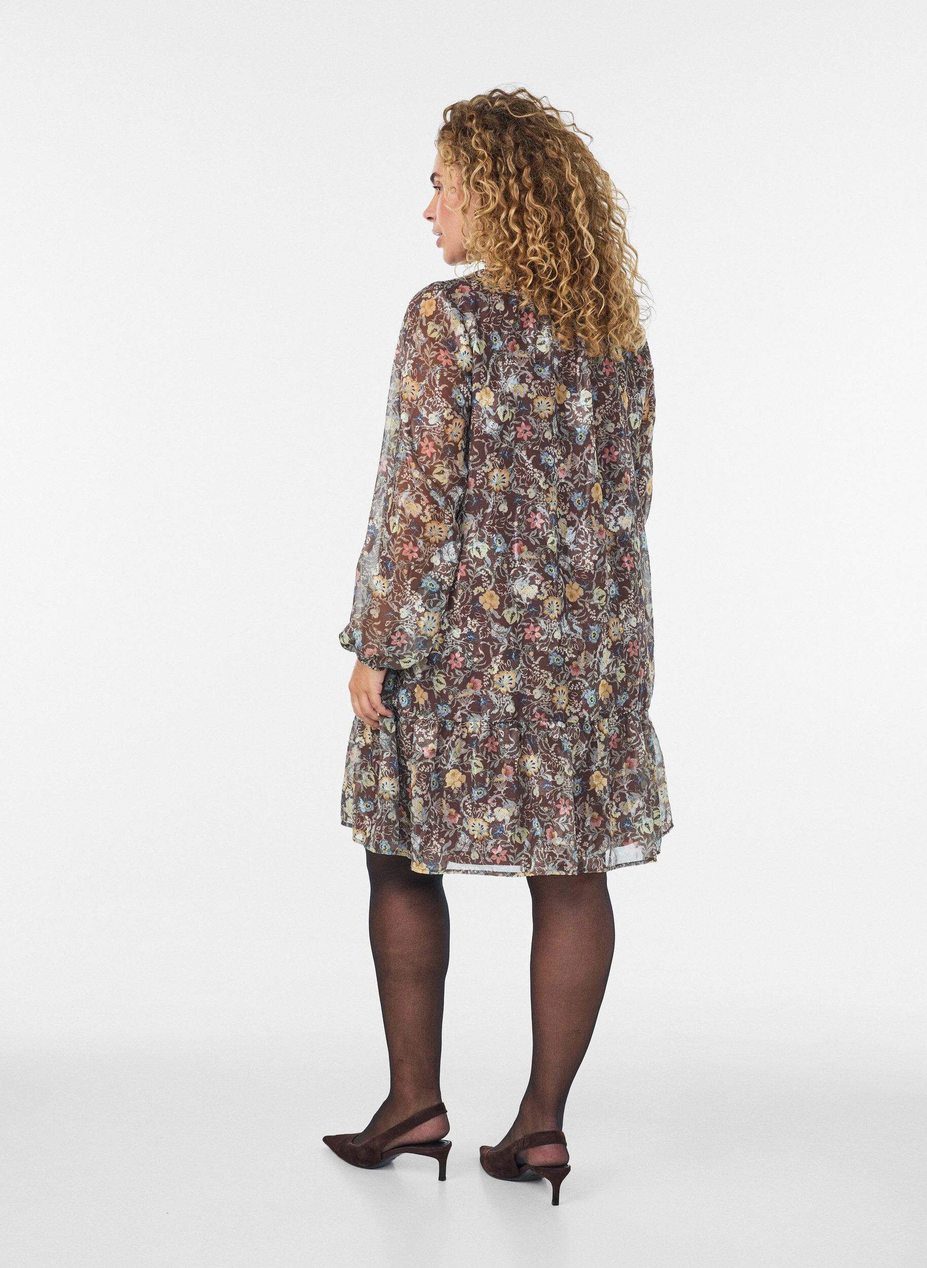 ZizziChiffon jurk met bloemenprint en rucheslagen, Bruin, Model image number 2