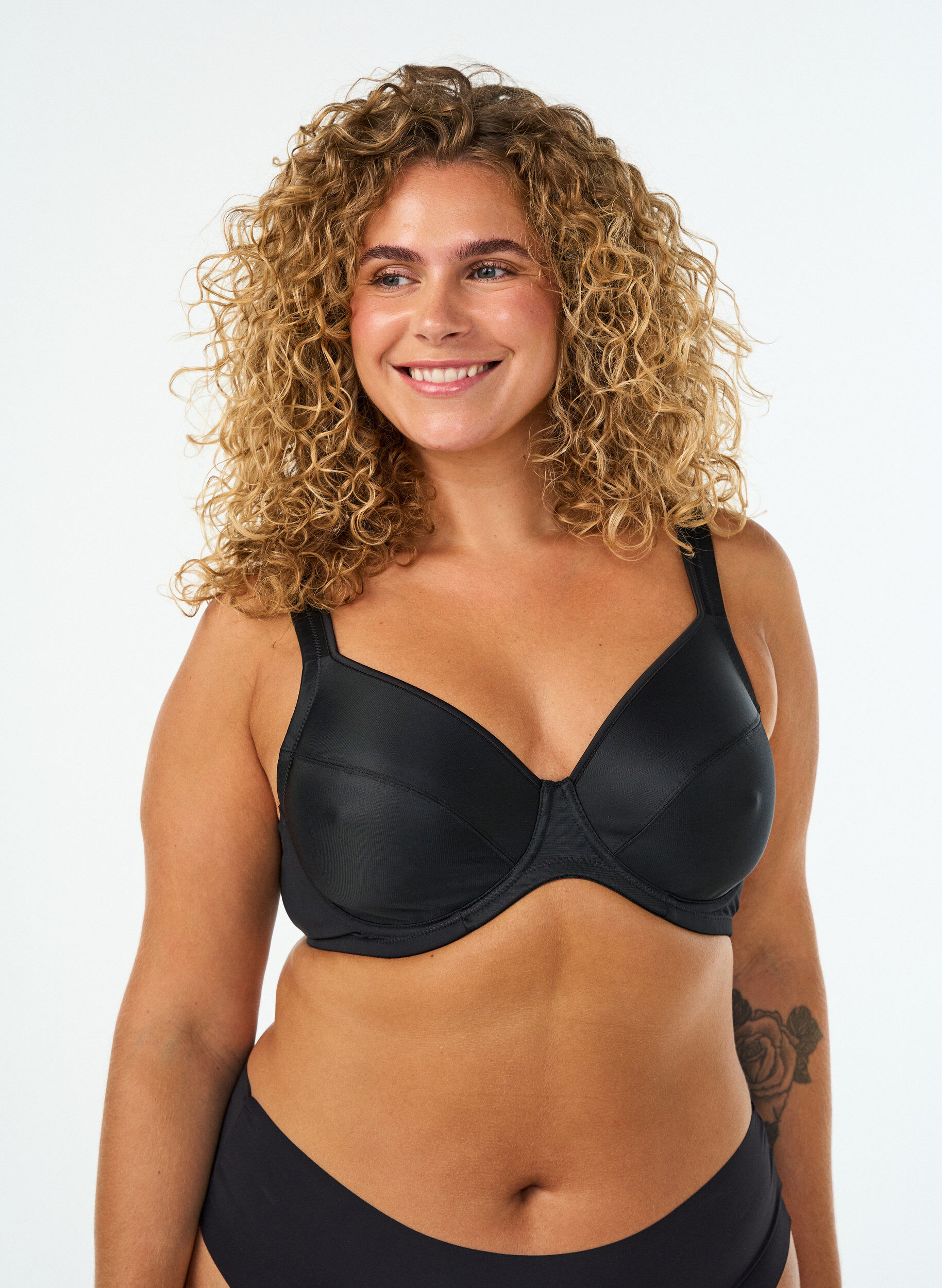 Hoog ondersteunende bh met voorgevormde cups, Zwart, Model