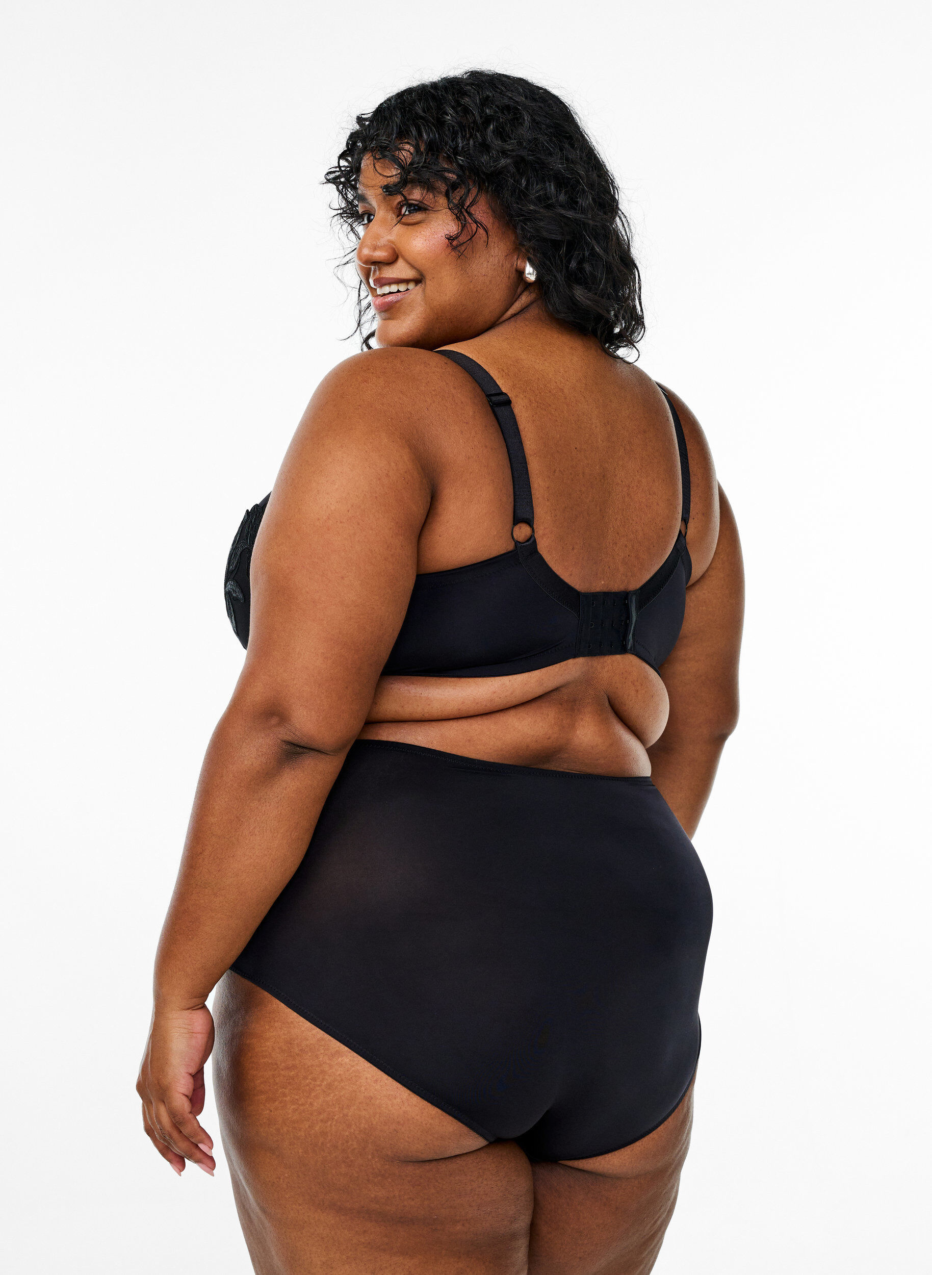 Zizzi Gewatteerde bh met geborduurde bloemen details, Zwart, Model image number 1