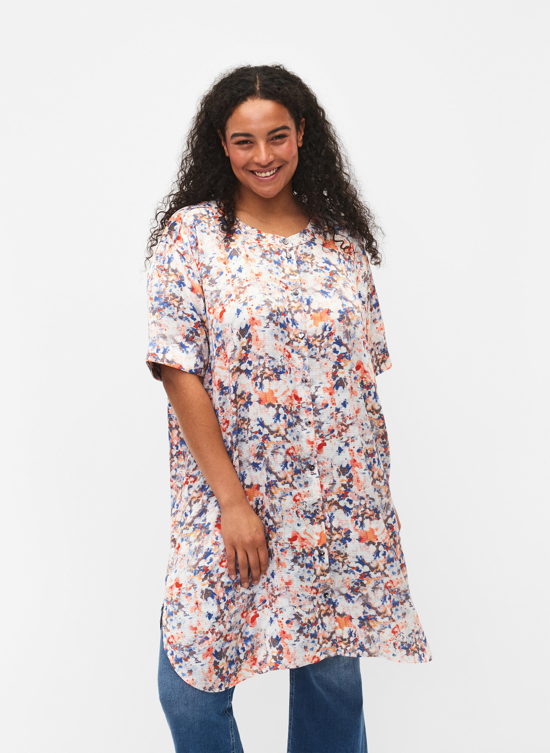 Zizzi 	 Bedrukte overhemdjurk met knoopsluiting, B.White graphic AOP, Model image number 0