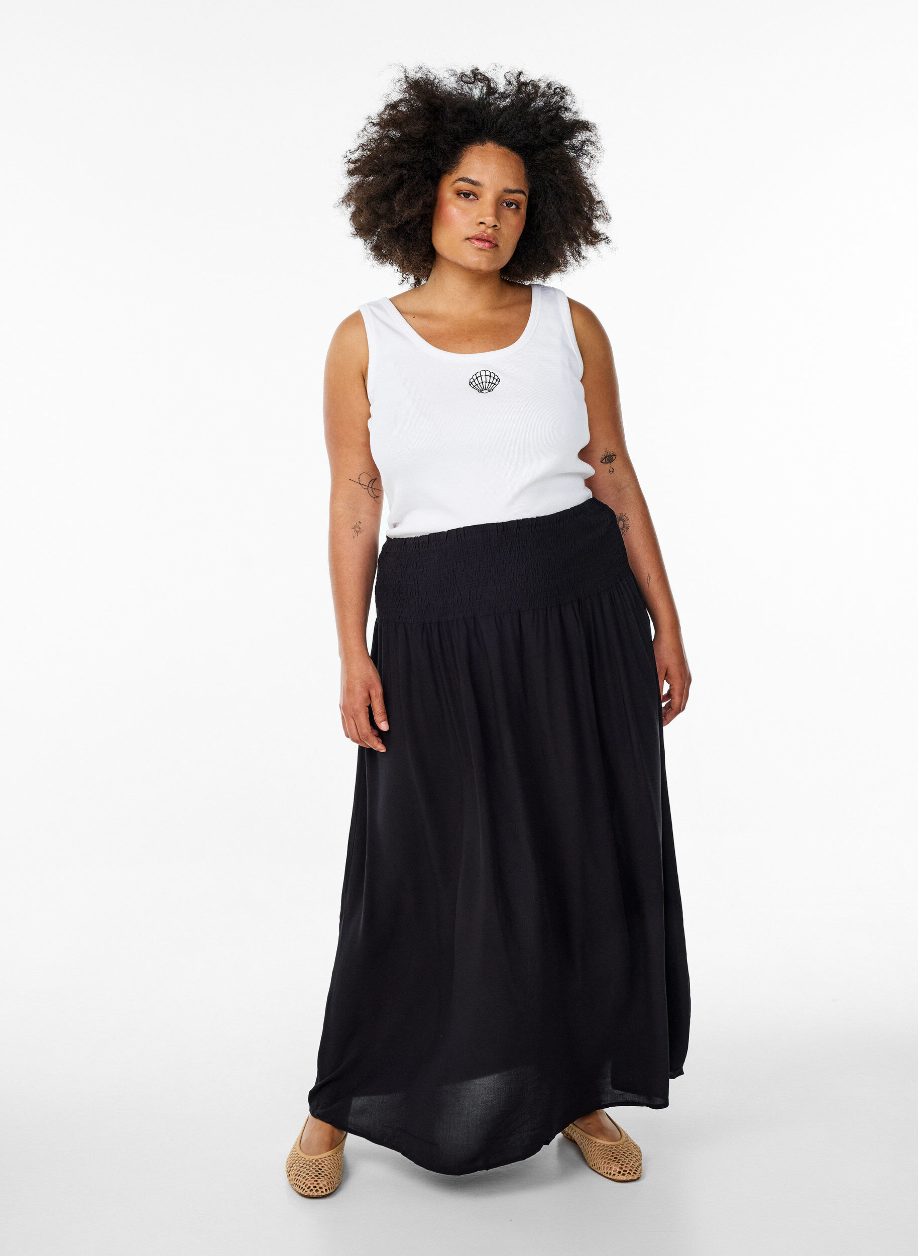 Zizzi FLASH - Maxi rok in viscose met smokwerk, Zwart, Model image number 0