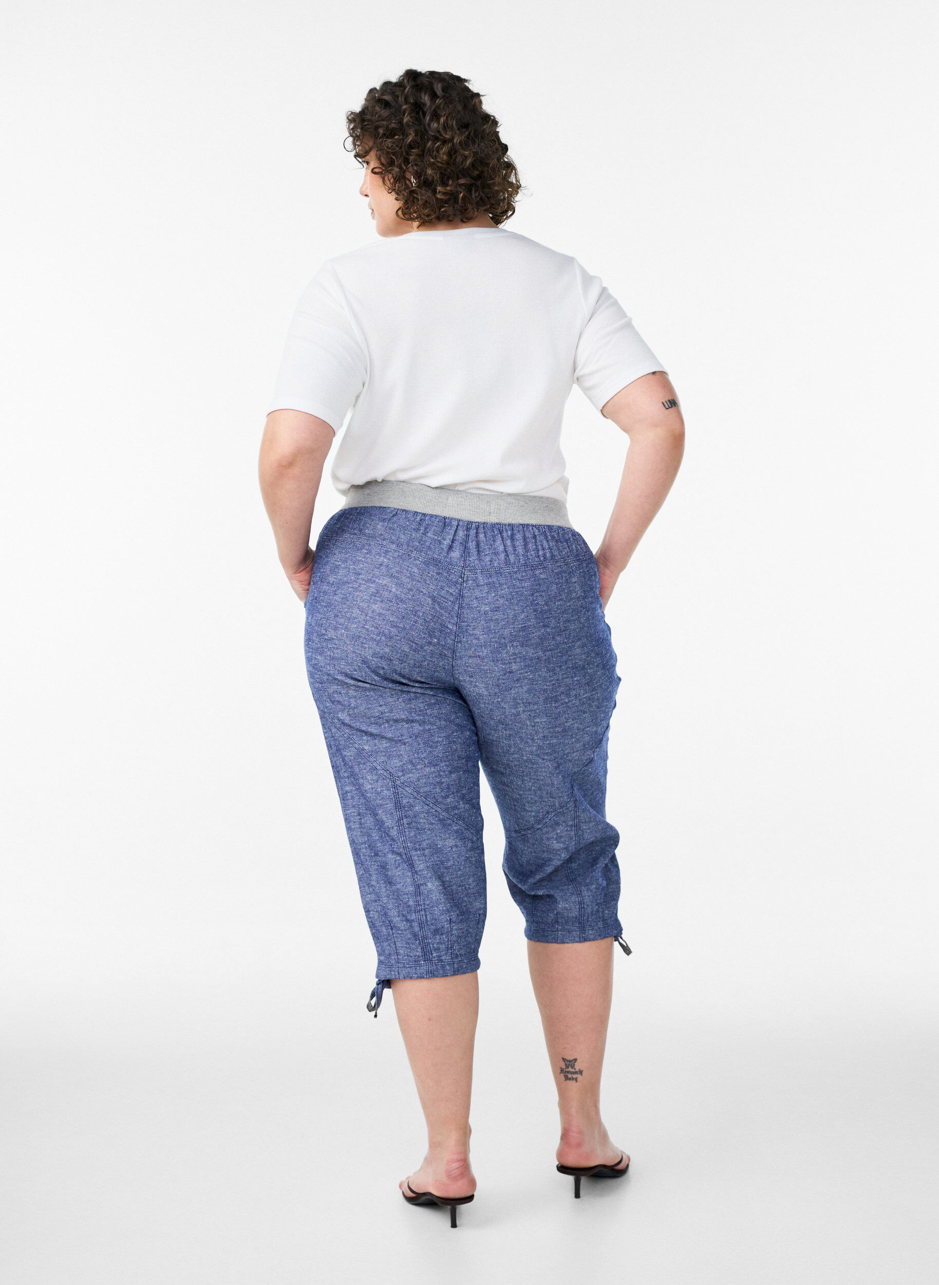 Zizzi Capribroek van katoen en linnen met elastische taille en strikkoord, Blauw, Model image number 1