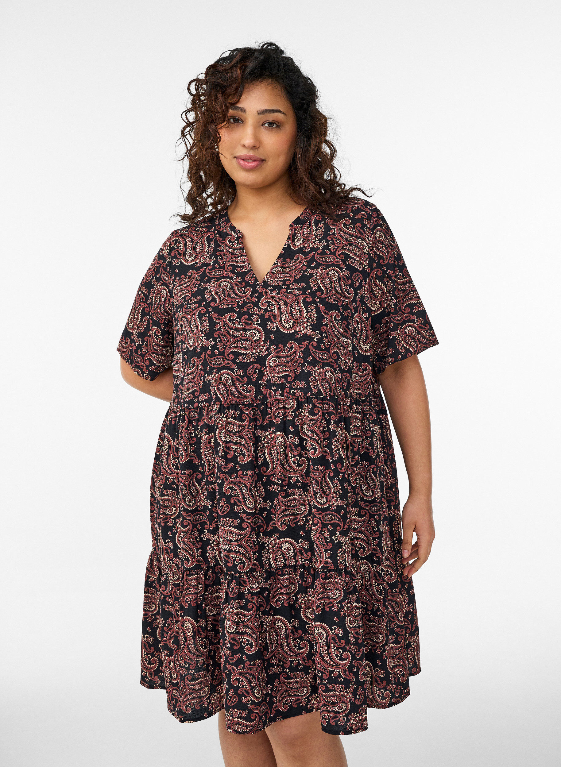 Zizzi Jurk met korte mouwen, A-lijn en snijlijnen, Zwart, Model image number 0