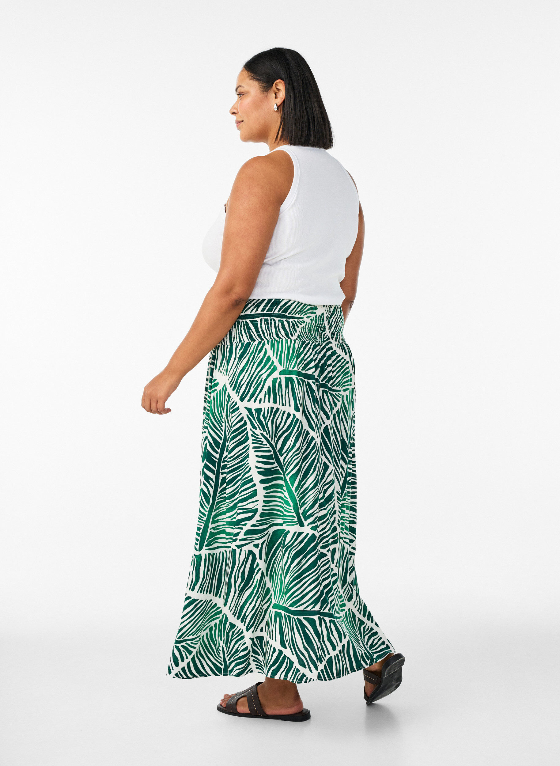 Zizzi Viscose maxi-rok met smock, Groen, Model image number 1