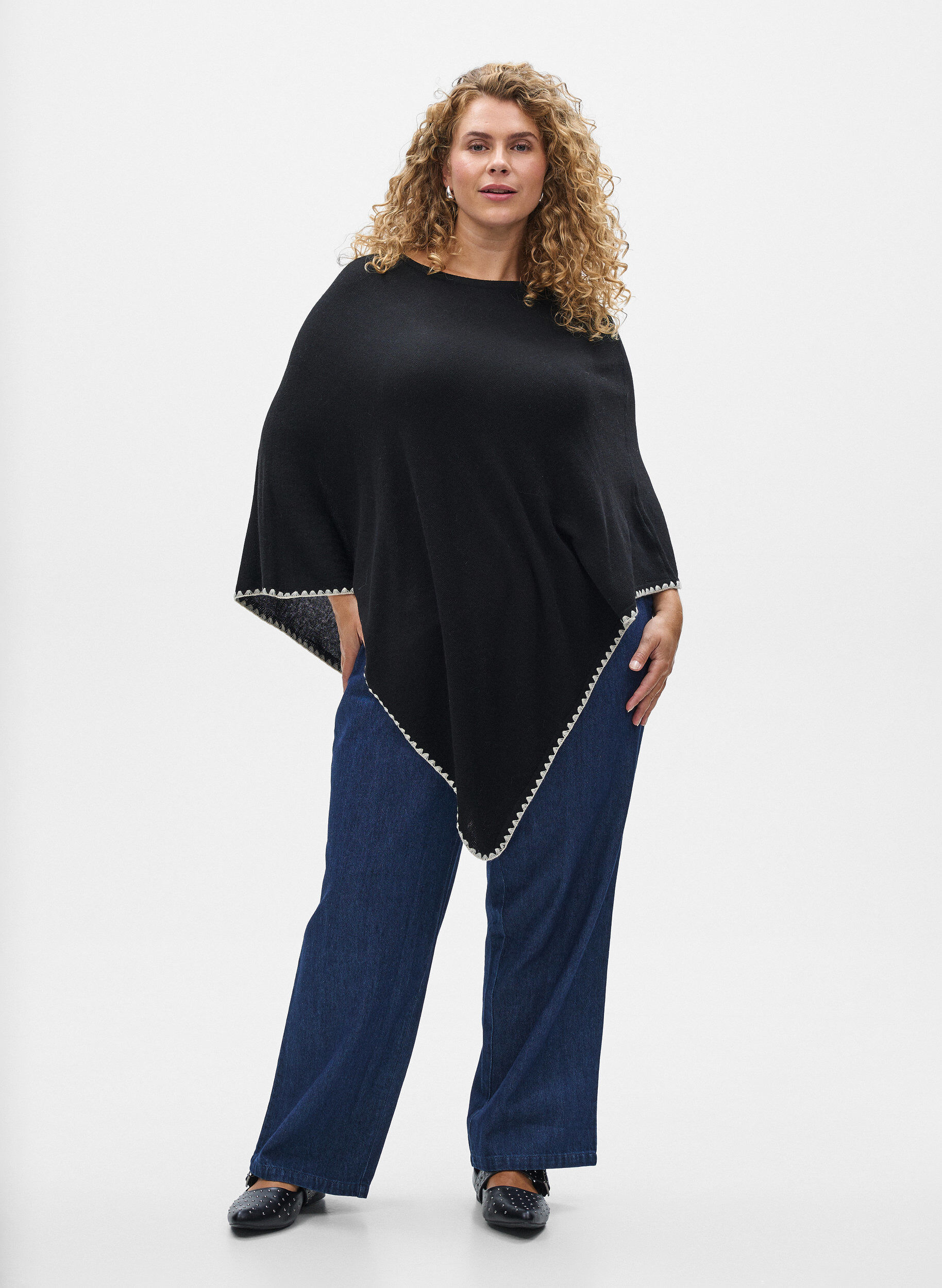 Zizzi Fijngebreide poncho, Zwart, Model image number 1