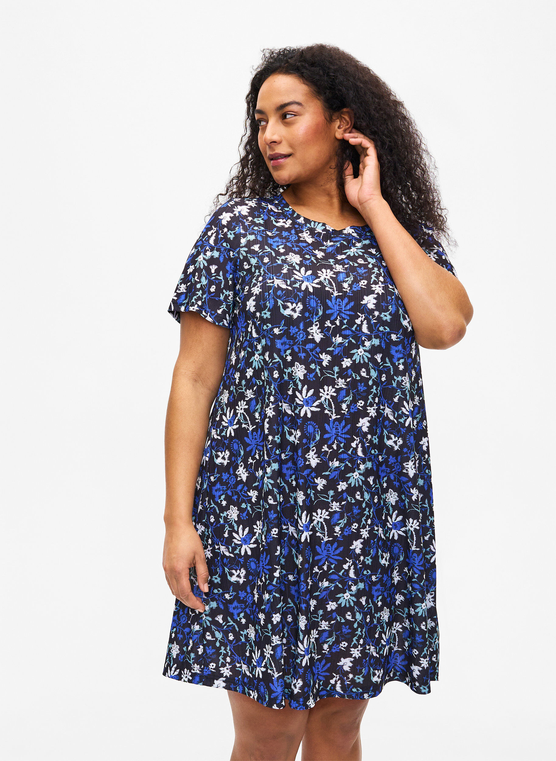 Zizzi FLASH - Jurk met bloemenprint en korte mouwen, Black Blue Green AOP, Model image number 0