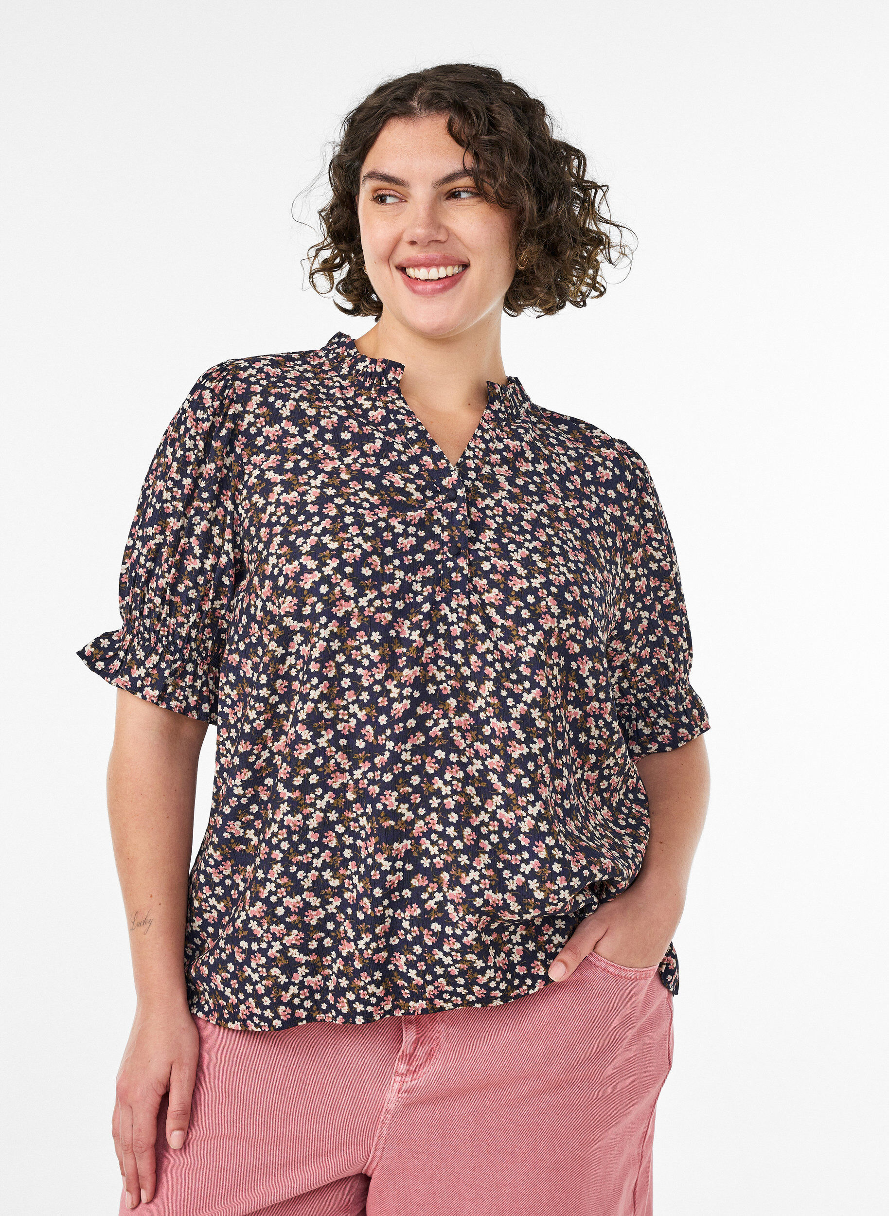 ZizziBlouse van viscose met bloemenprint, korte mouwen en smockdetails, Blauw, Model image number 0