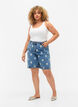Hoog getailleerde Mille short met geborduurde bloemen, Light Blue Flower, Model image number 3