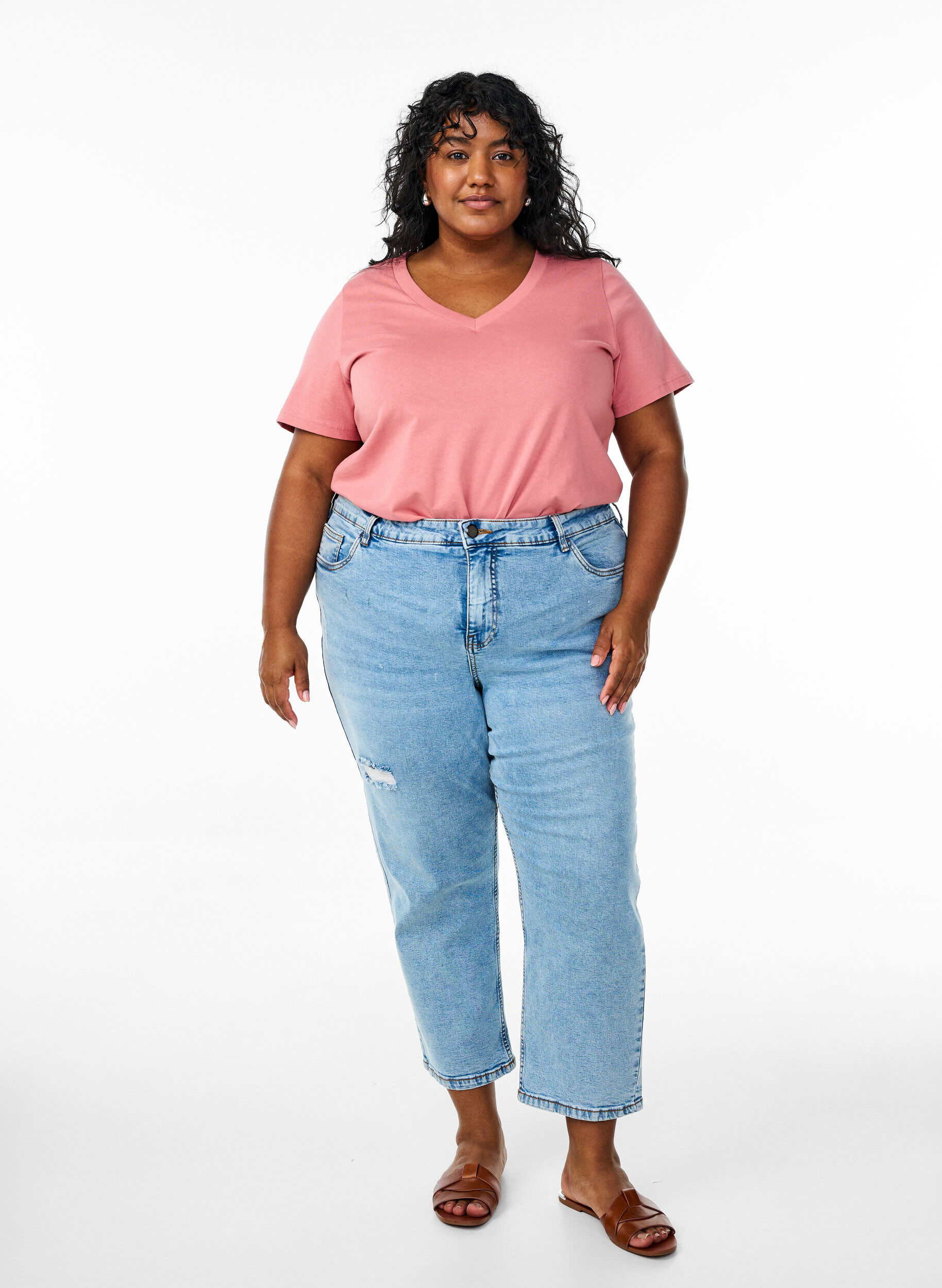 Zizzi Basis T-shirt van katoen met een V-hals, Rood, Model image number 1