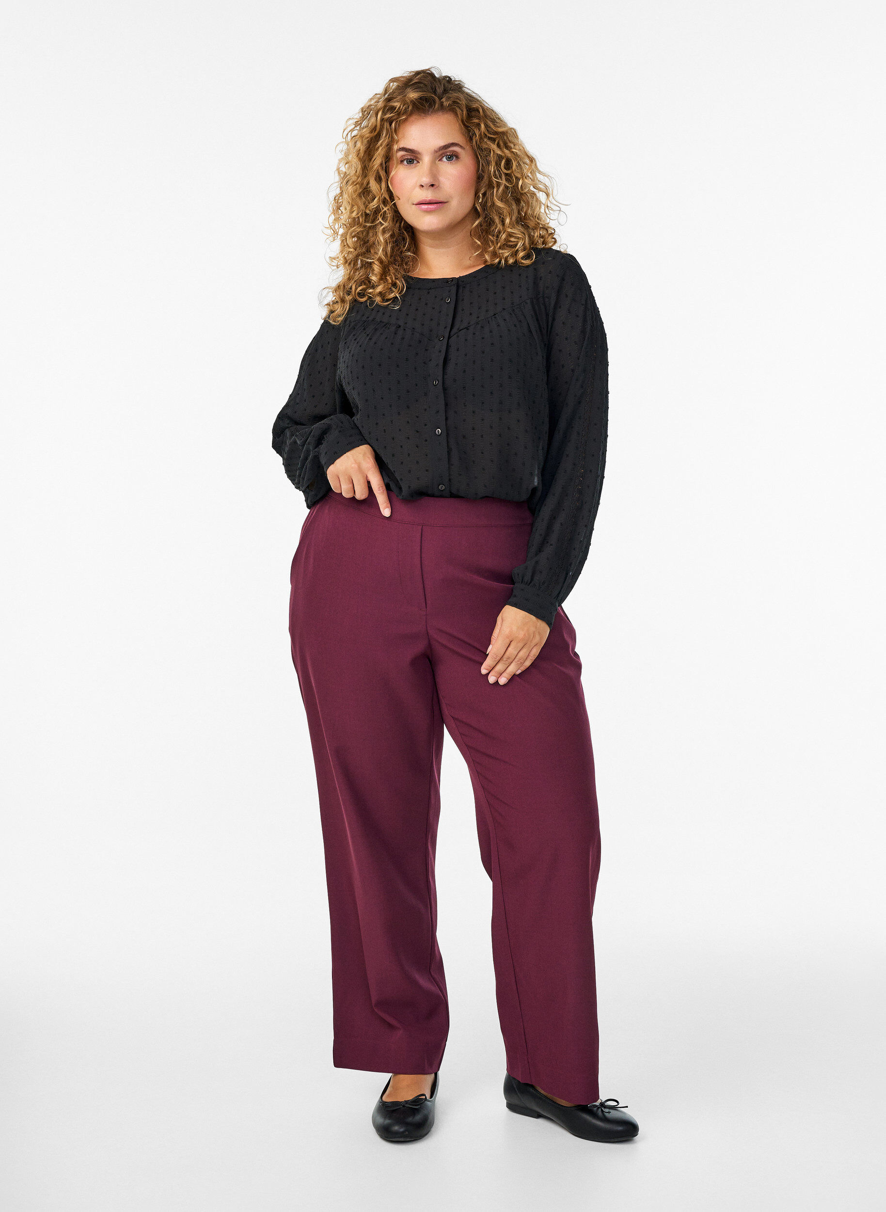 Zizzi Shirt met een gestructureerd stippenpatroon en borduurdetails, Zwart, Model image number 1