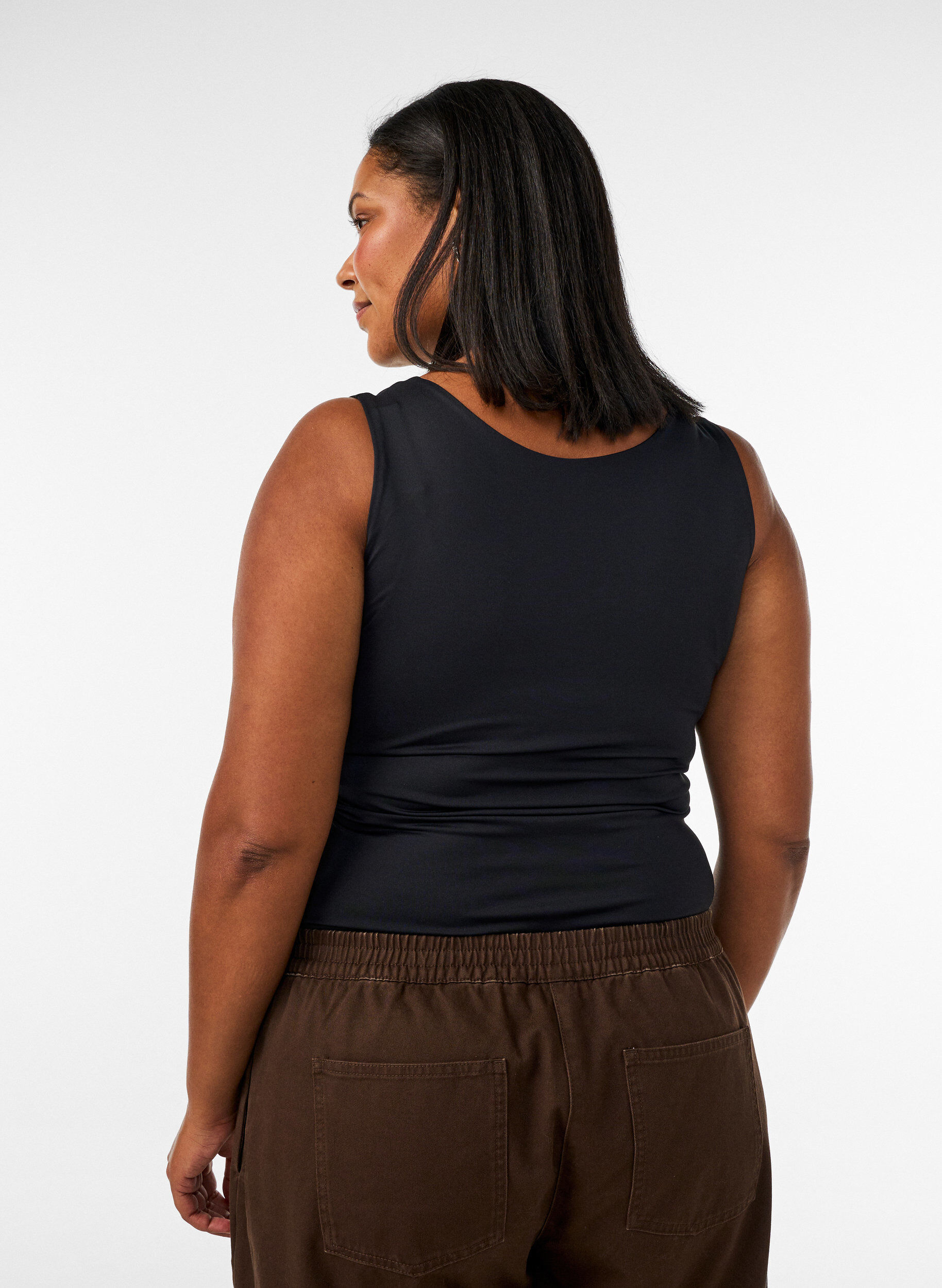 ZizziNauwsluitende basic top van een gladde stof, Zwart, Model image number 2