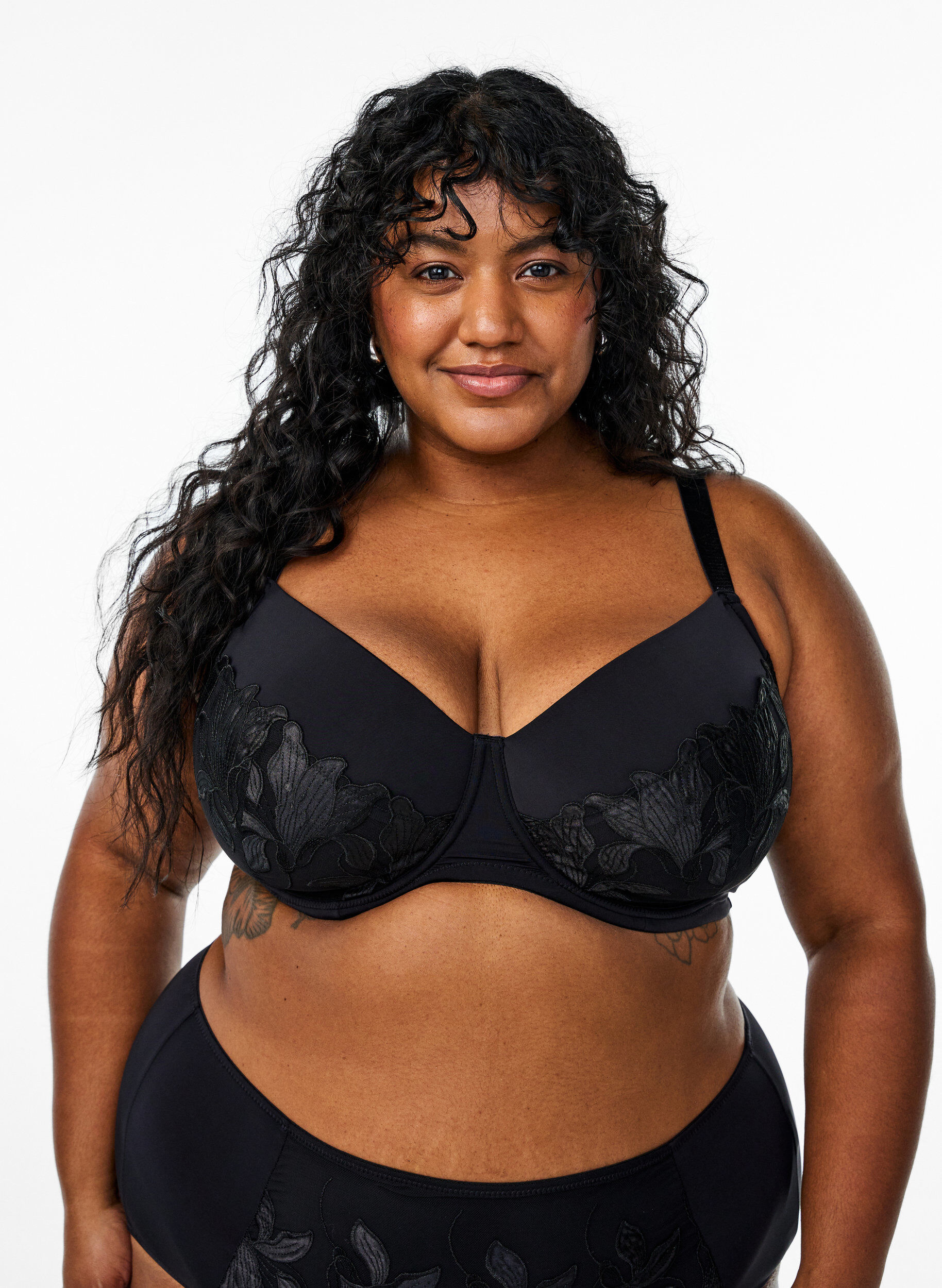 Gewatteerde bh met geborduurde bloemen details, Zwart, Model