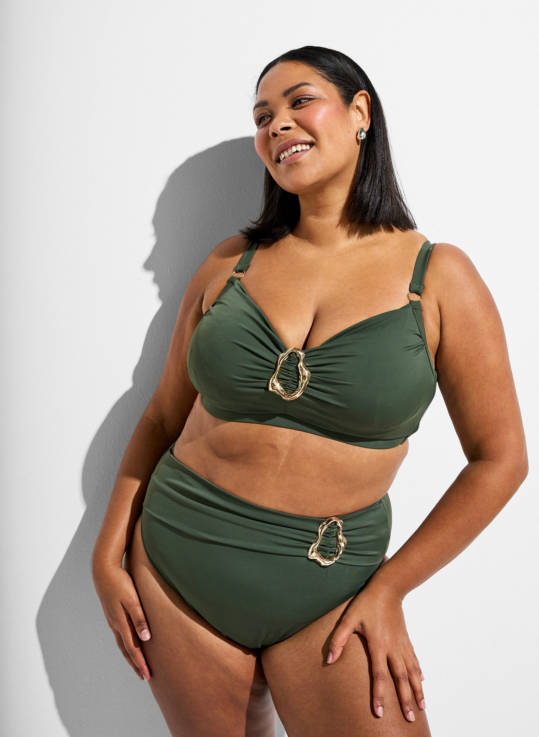 High-waisted Tai bikinislip met gouden detail, Groen, Model