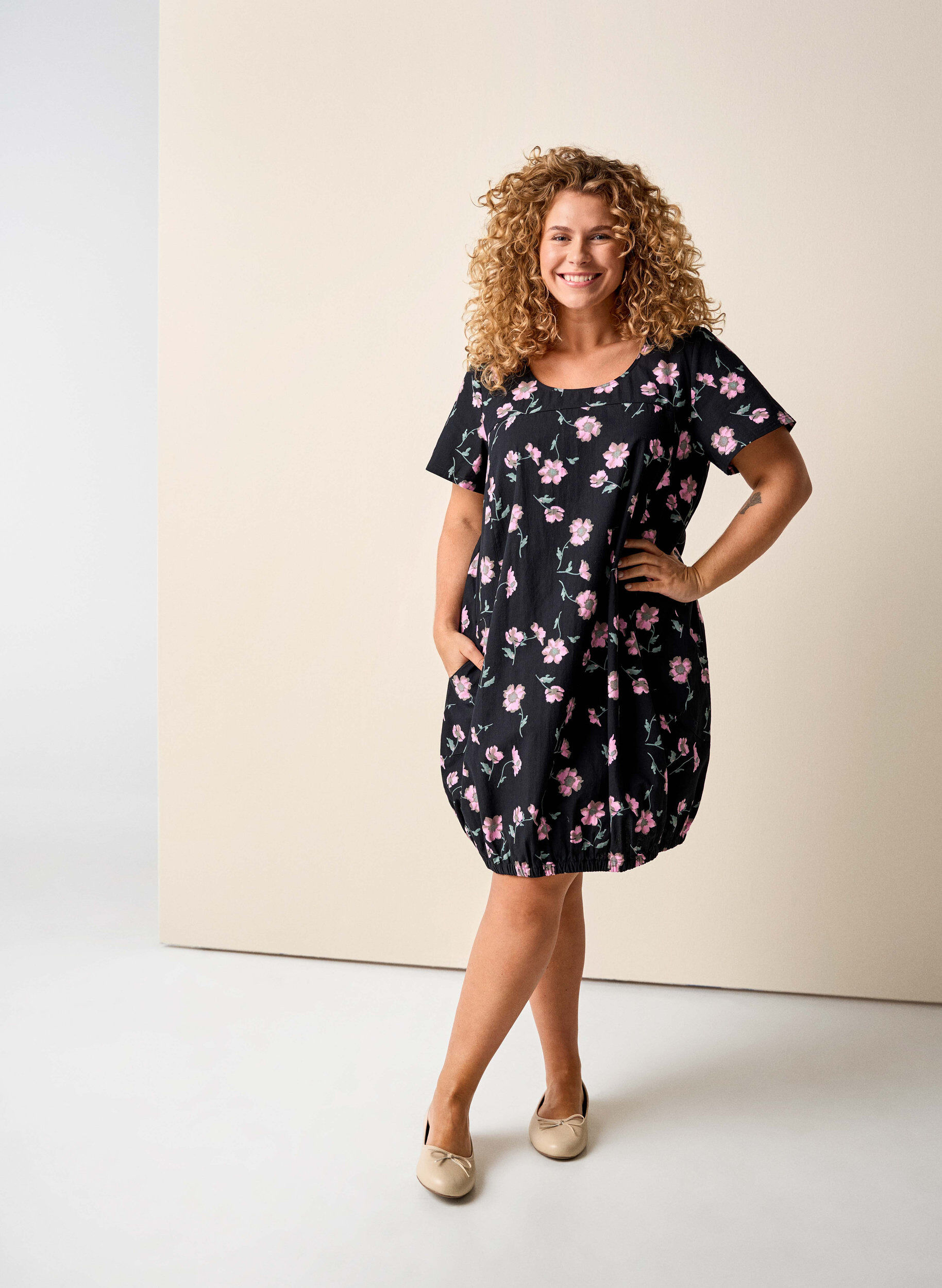 Zizzi Katoenen jurk met korte mouwen en print, Zwart, Image image number 0