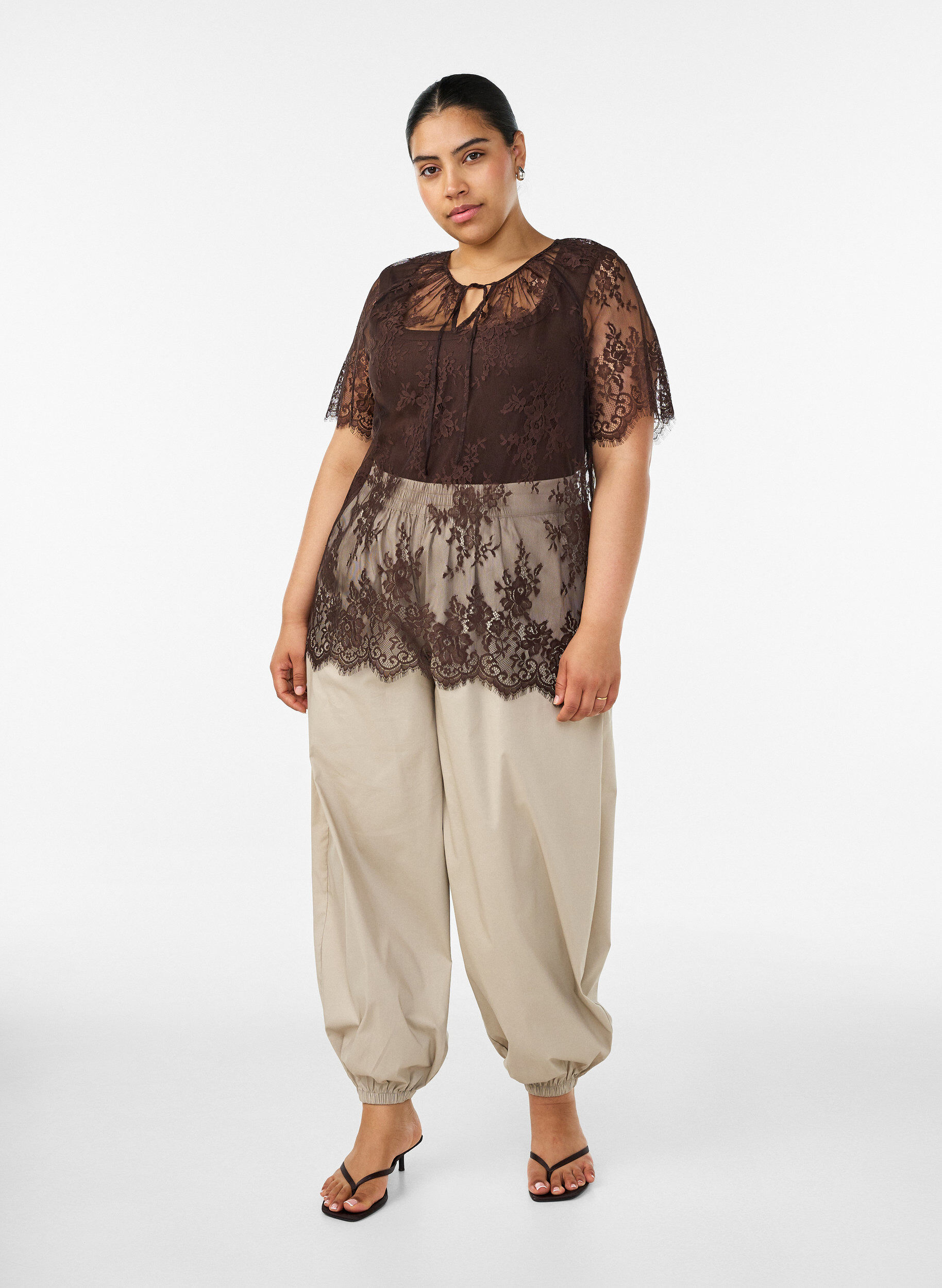 ZizziKorte mouwen kanten blouse met striksluiting, Bruin, Model image number 1