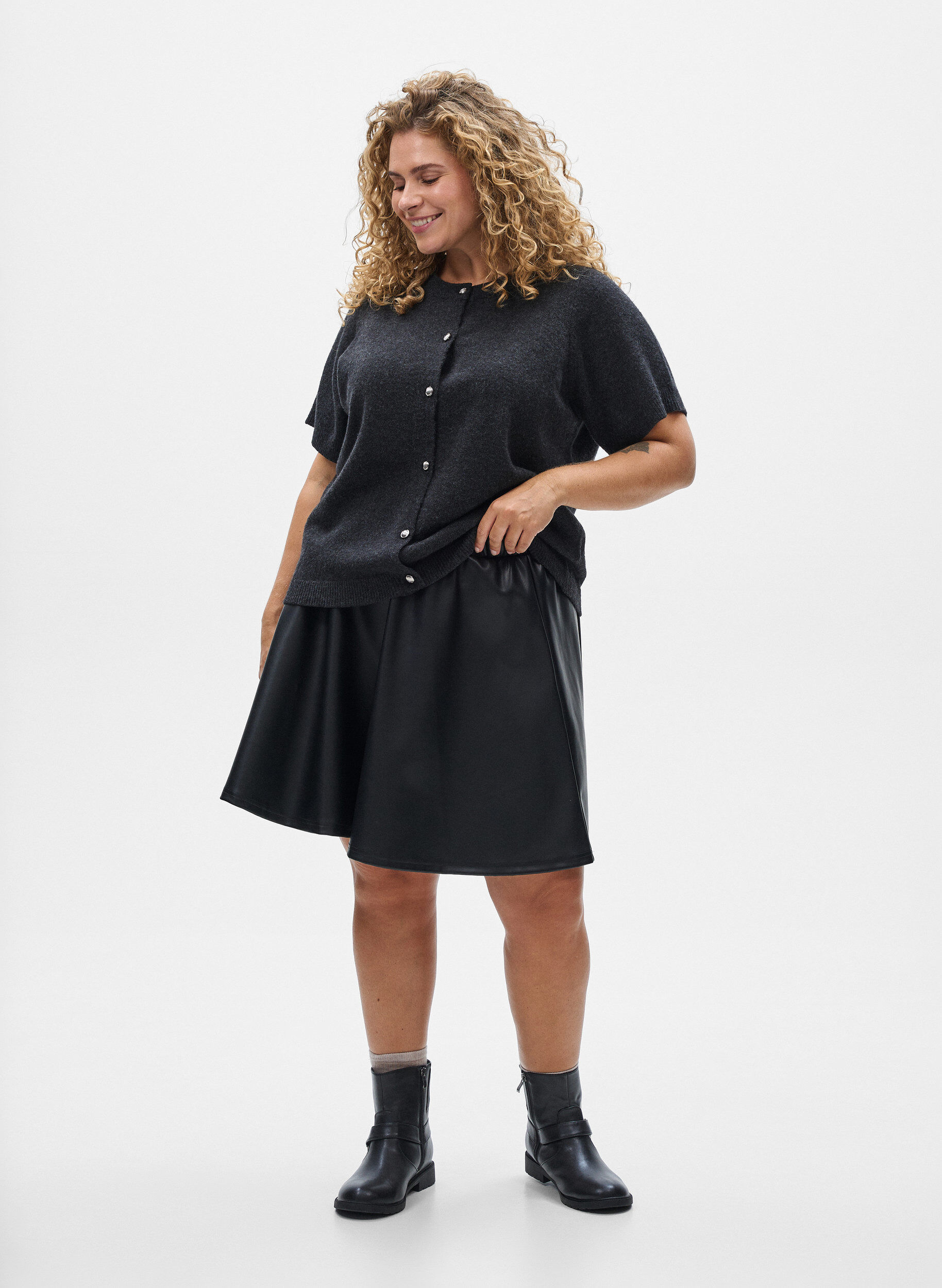 Zizzi Korte skaterskirt in imitatieleer, Zwart, Model image number 1
