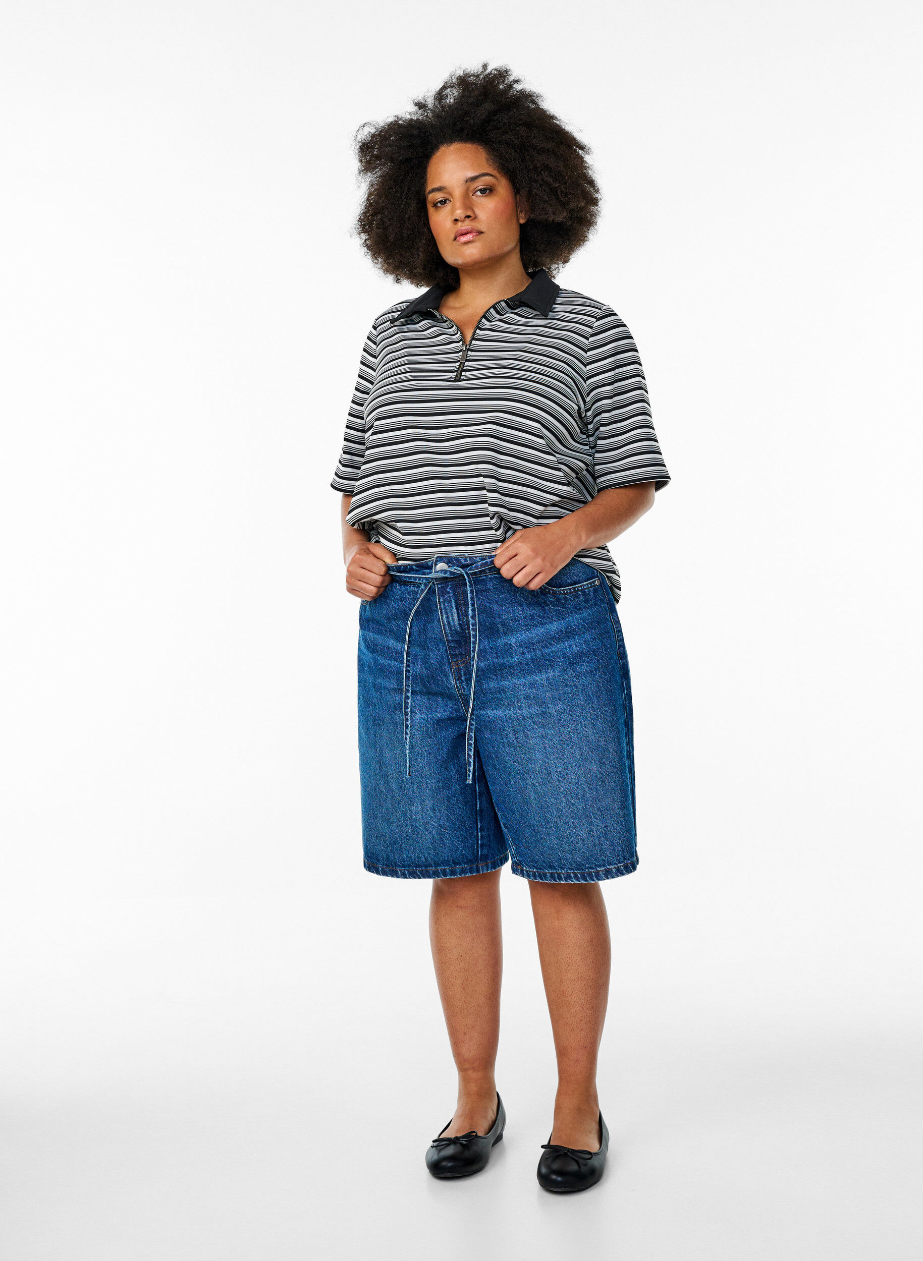 Zizzi Gestreept poloshirt met korte mouwen en rits, Zwart, Model image number 1