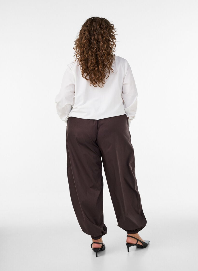 Ballonbroek met zakken en een elastische tailleband, Bruin, Model