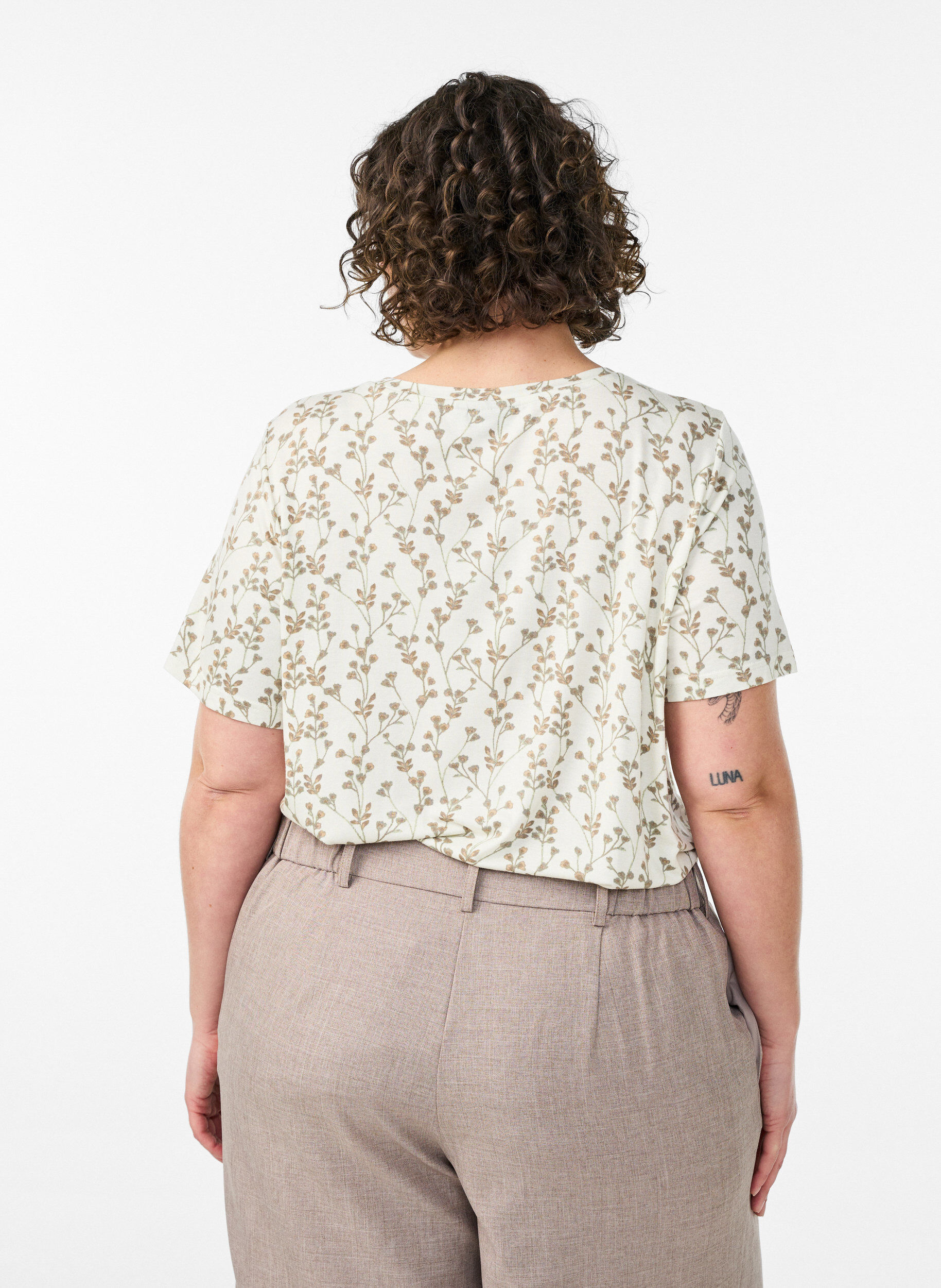 Zizzi T-shirt met bloemenprint, Vanille, Model image number 2